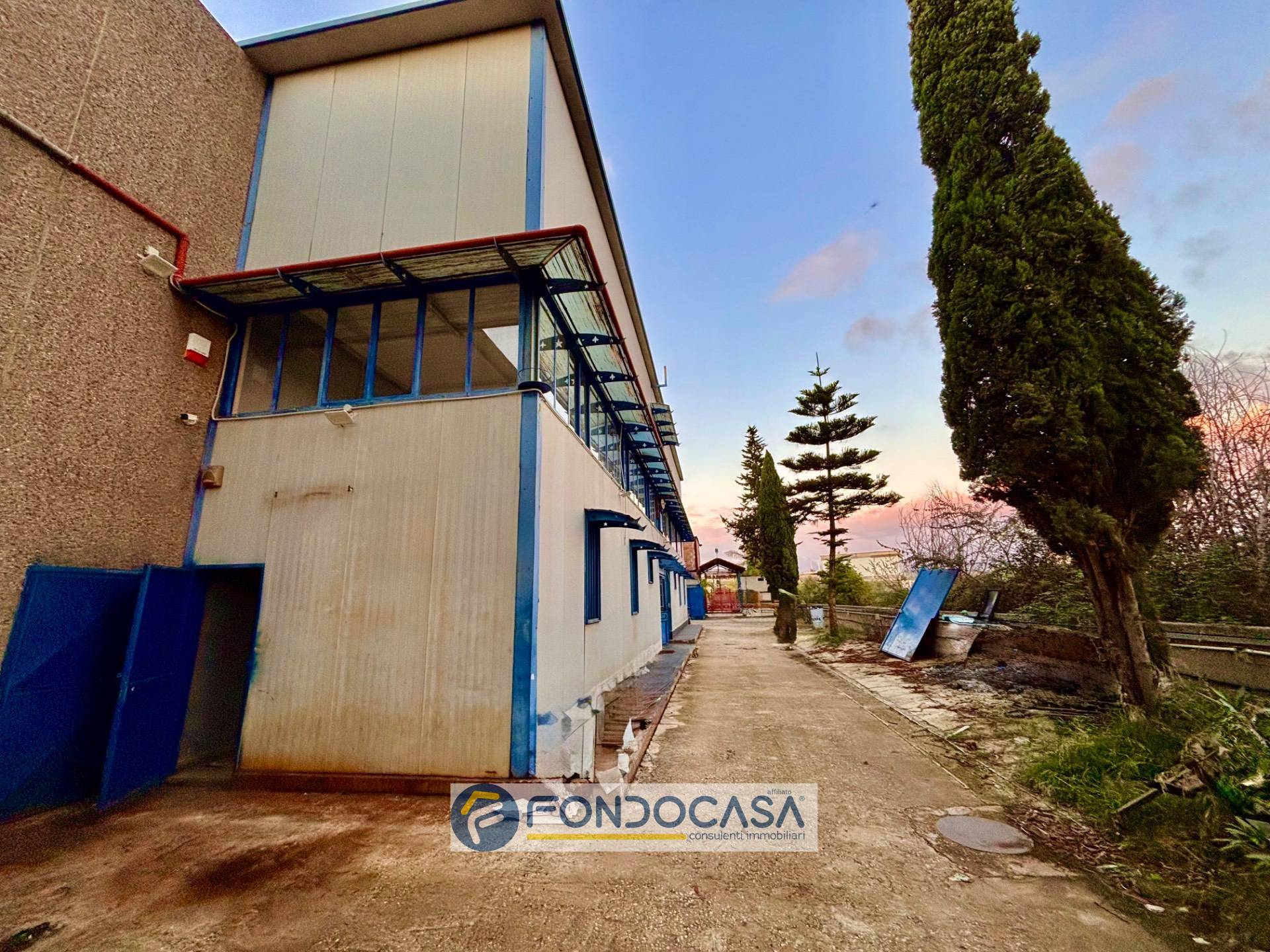 Capannone / fondo in vendita a Capua