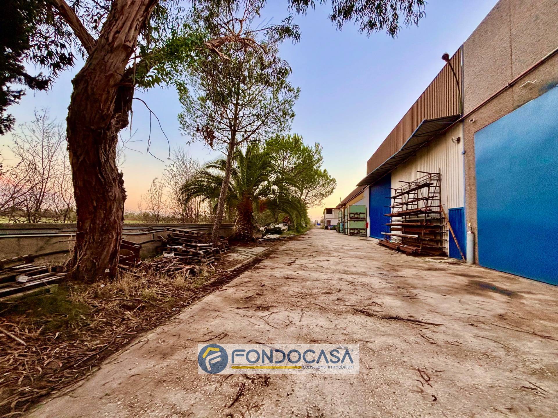 Capannone / fondo in vendita a Capua