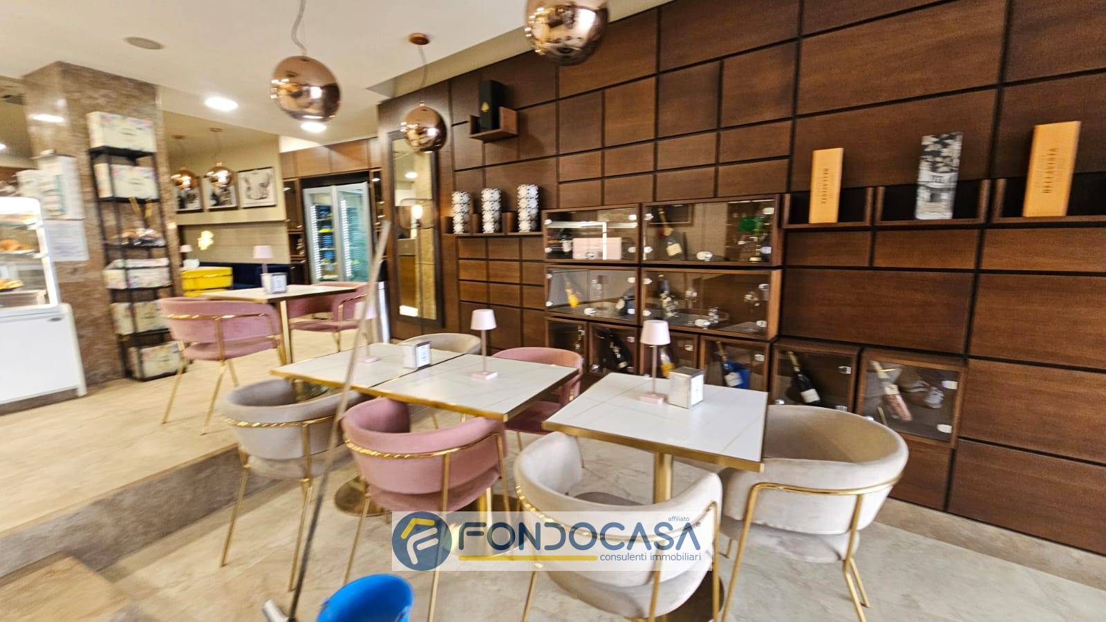 Locale commerciale in vendita a Mondragone