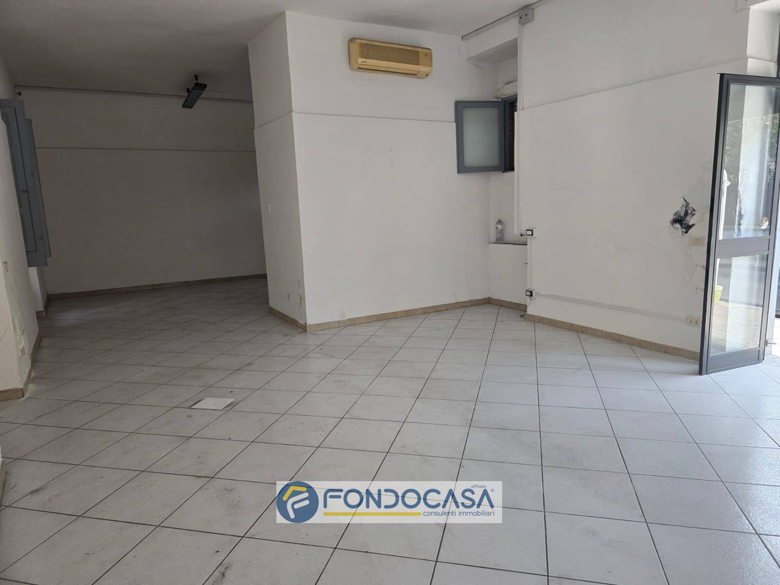 Locale commerciale in vendita a Sant'Arpino