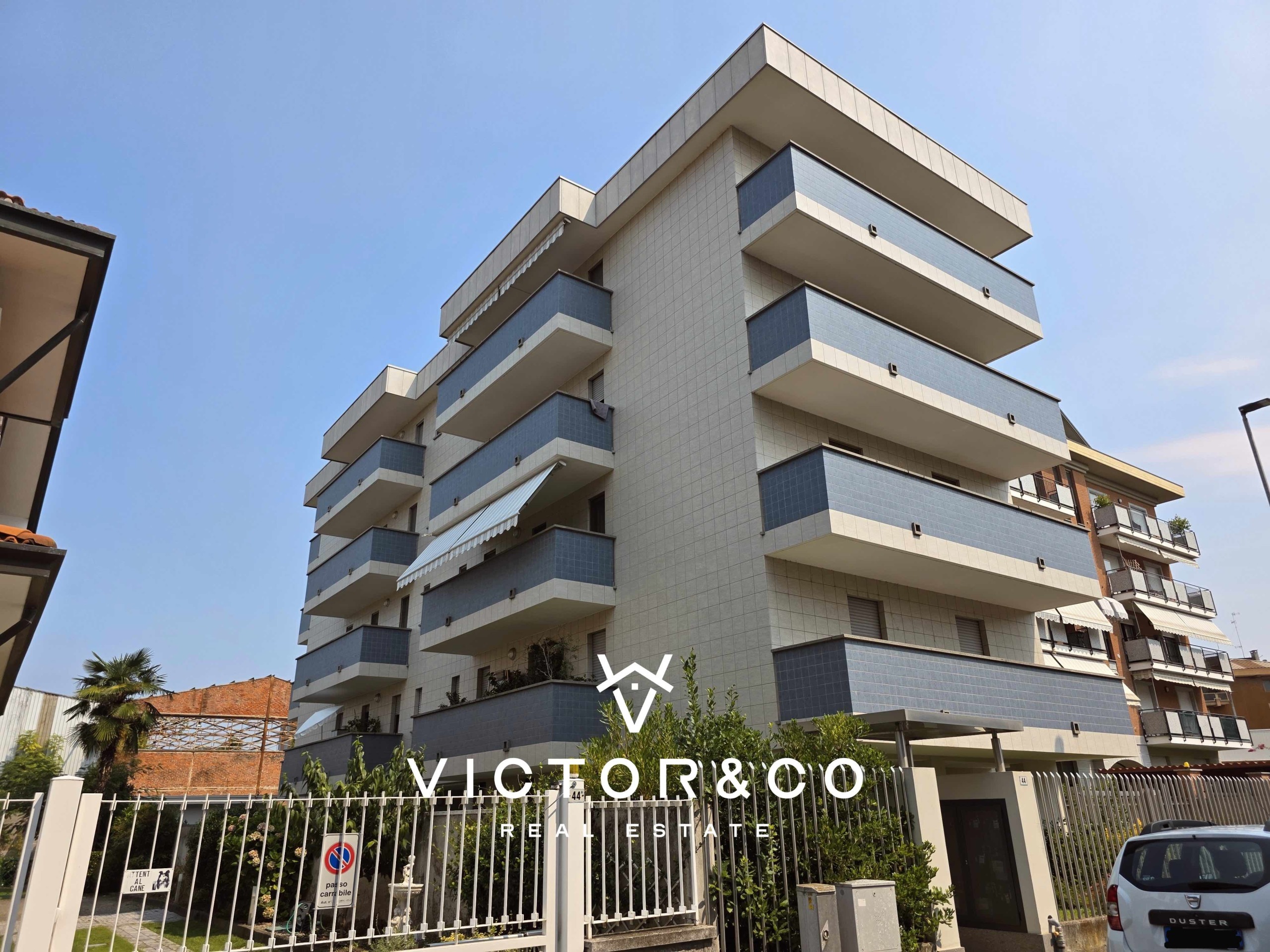 Trilocale con box in via agogna 42, Novara