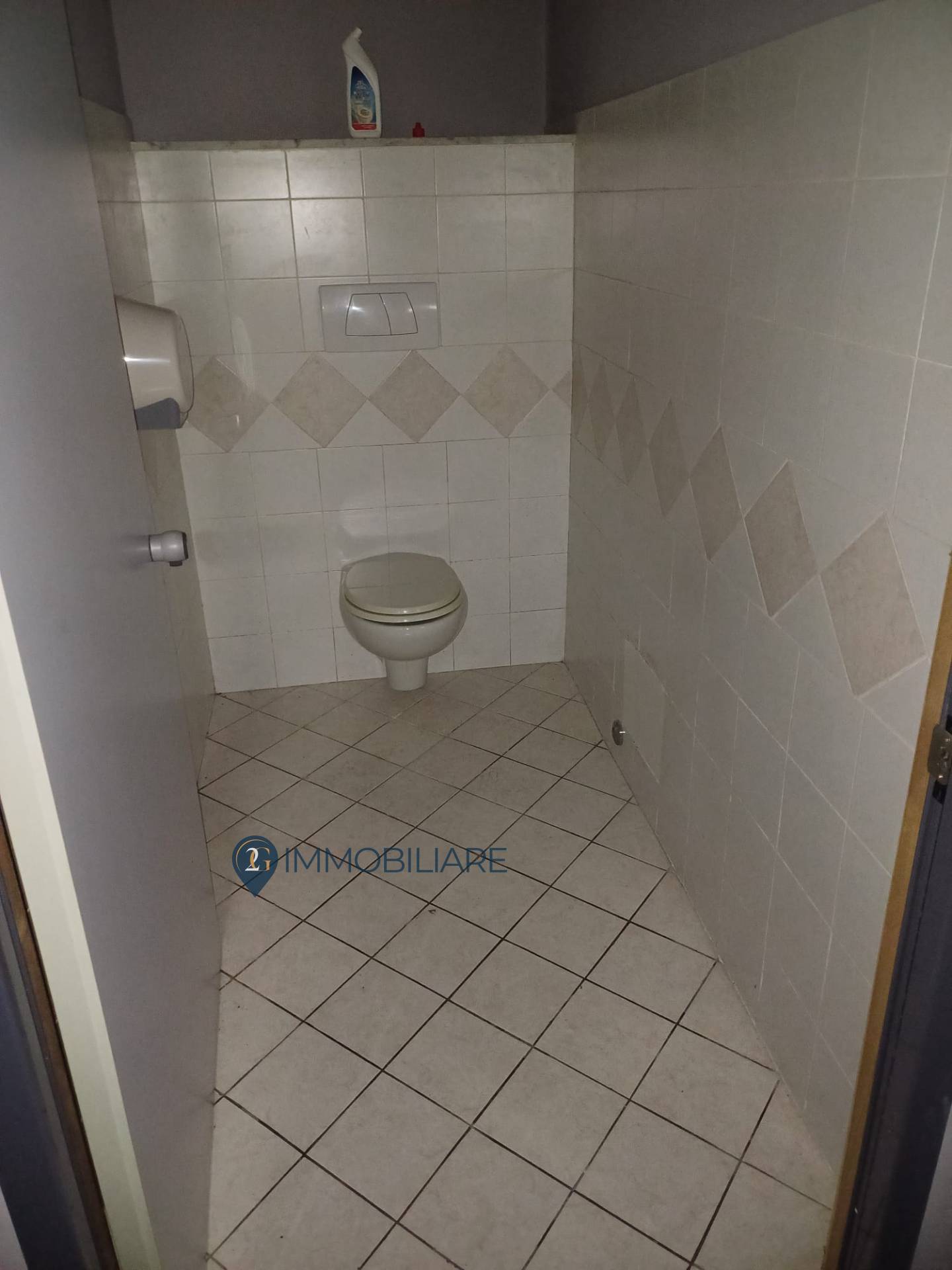 Locale commerciale in vendita a Sarzana