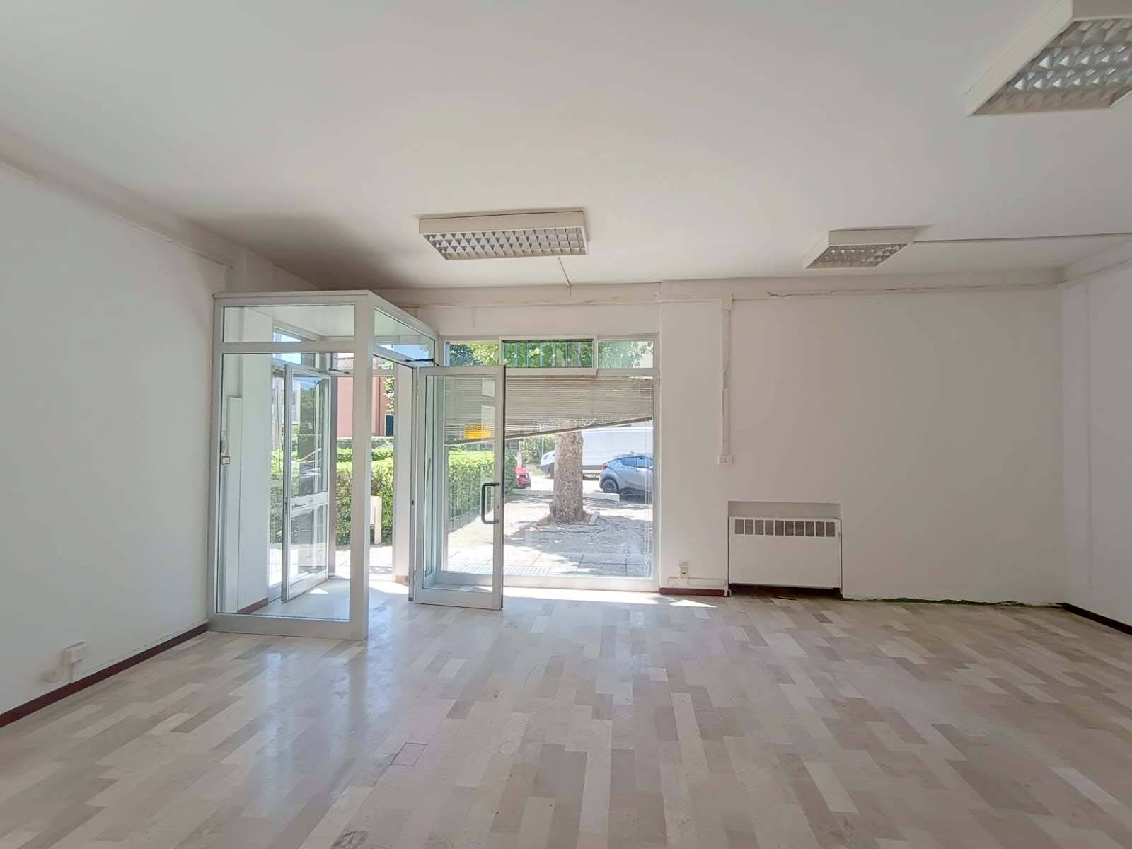 Locale commerciale in vendita a Fano, San Lazzaro