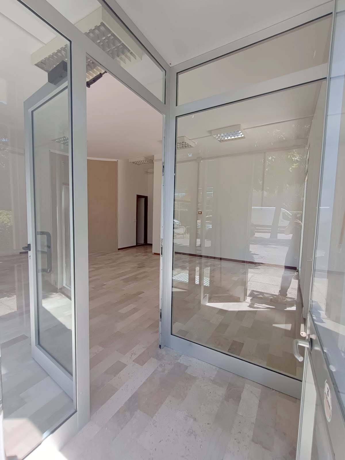 Locale commerciale in vendita a Fano, San Lazzaro