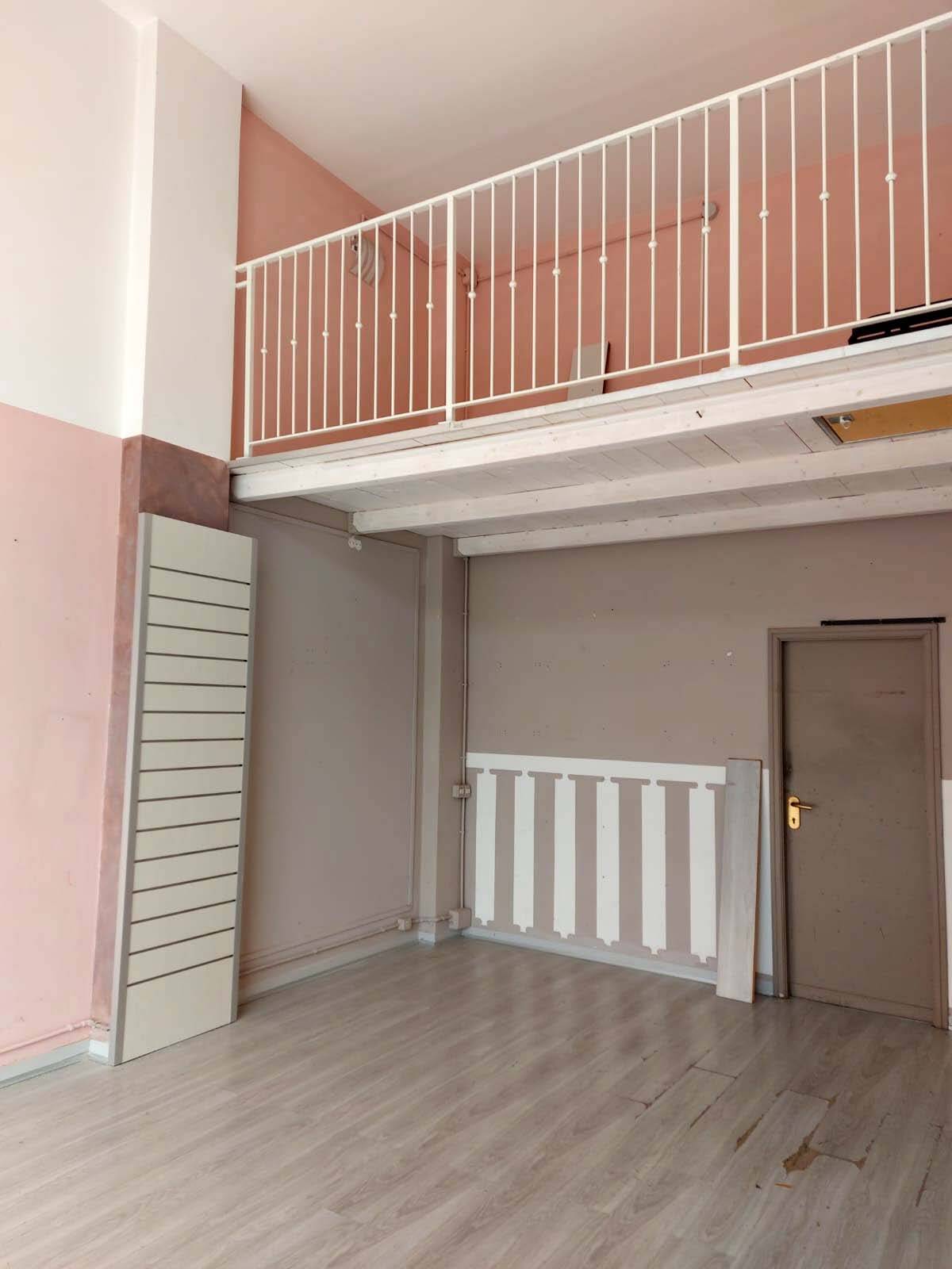 Locale commerciale in vendita a Pesaro, Pantano