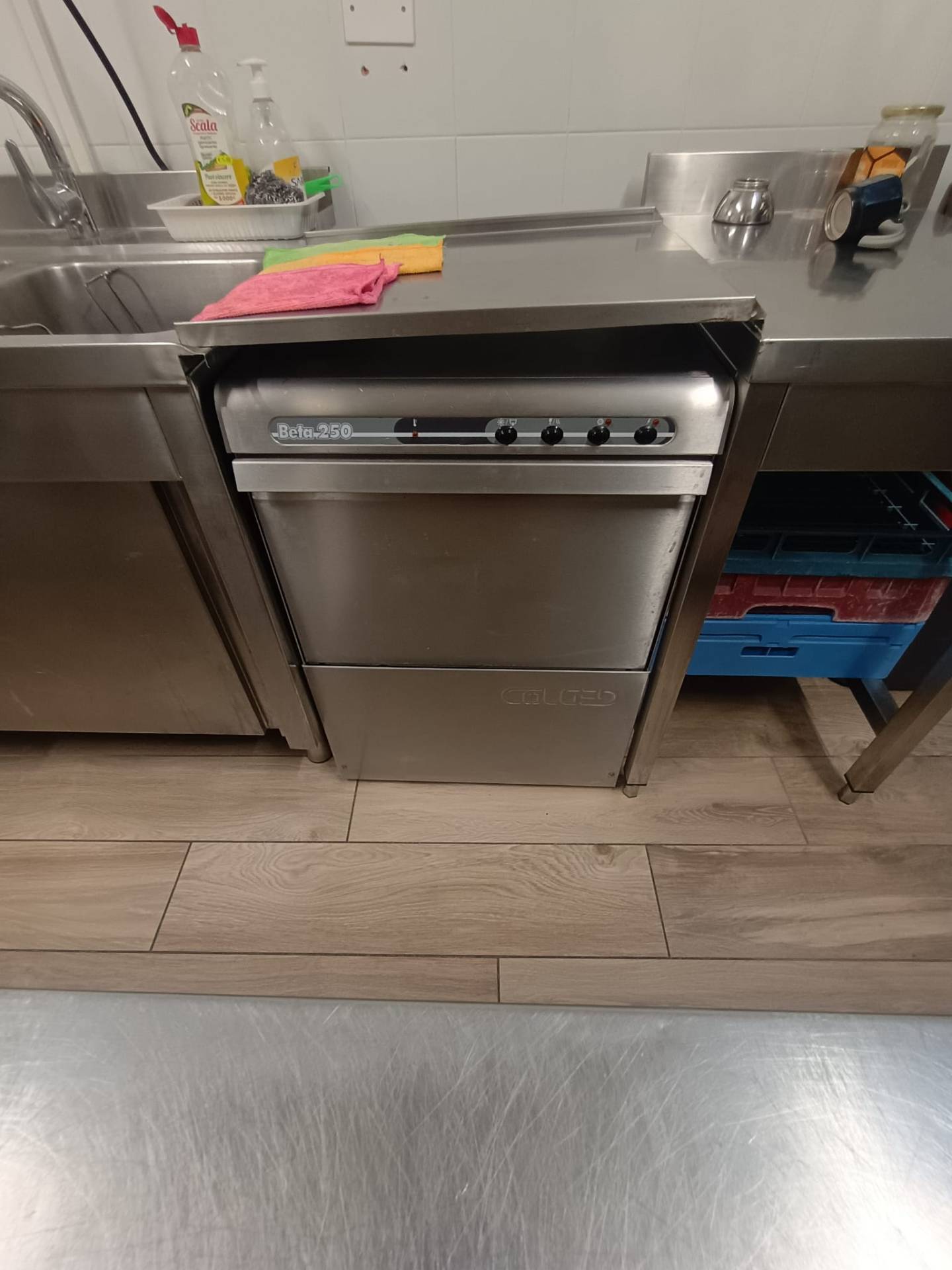 Locale commerciale in affitto a Fano, Passeggi