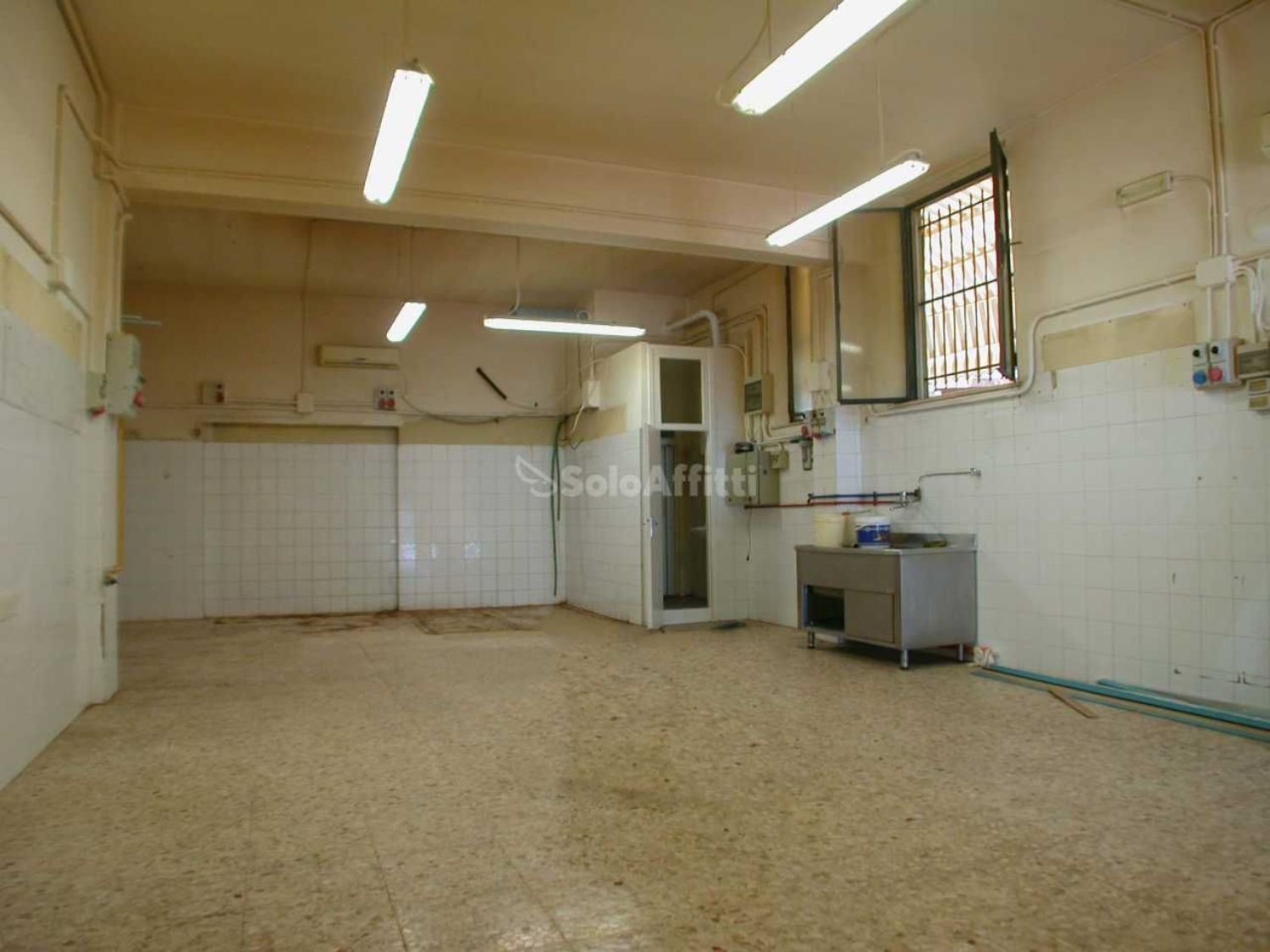 Locale commerciale in affitto a Pesaro, Muraglia
