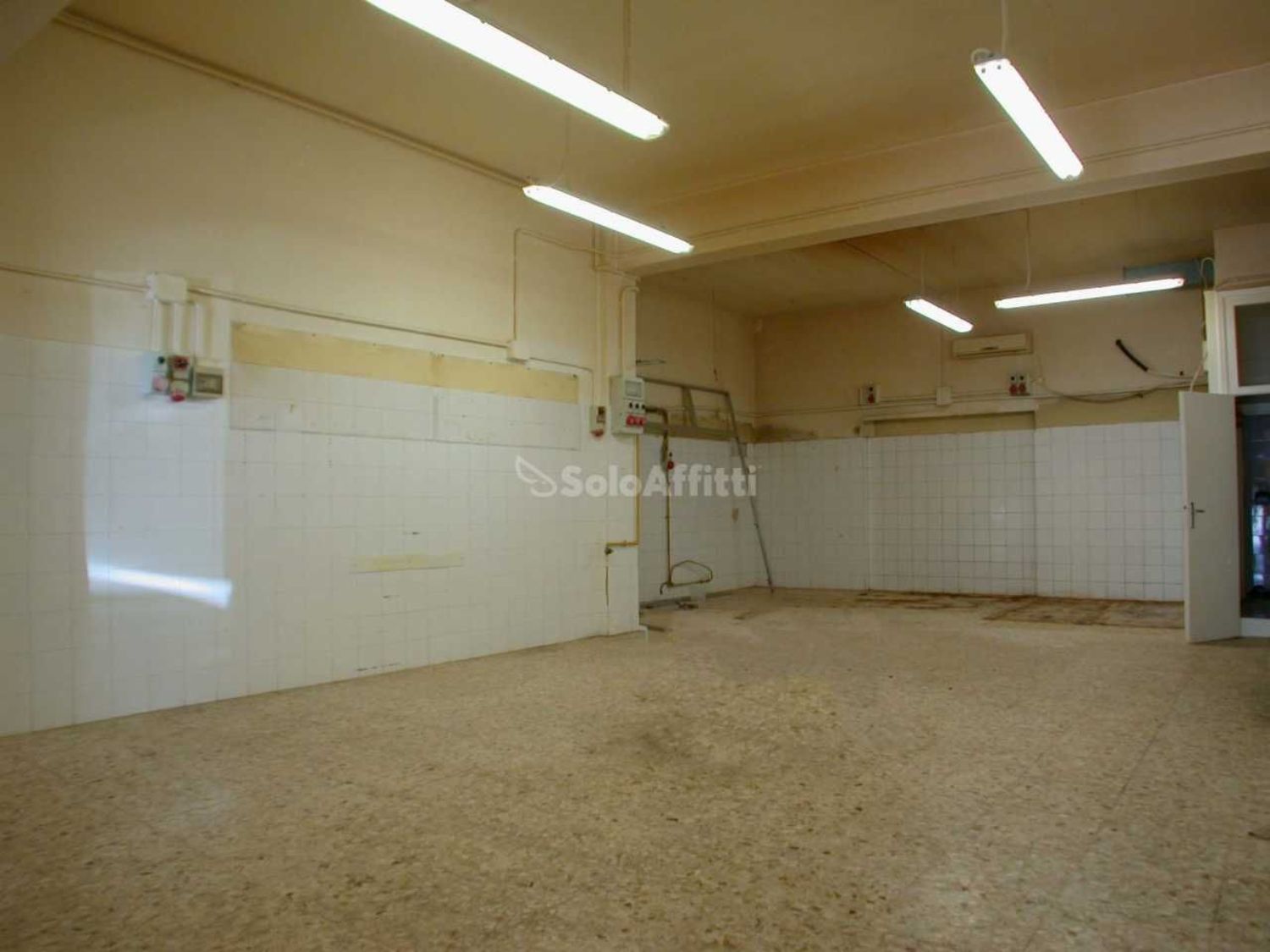 Locale commerciale in affitto a Pesaro, Muraglia