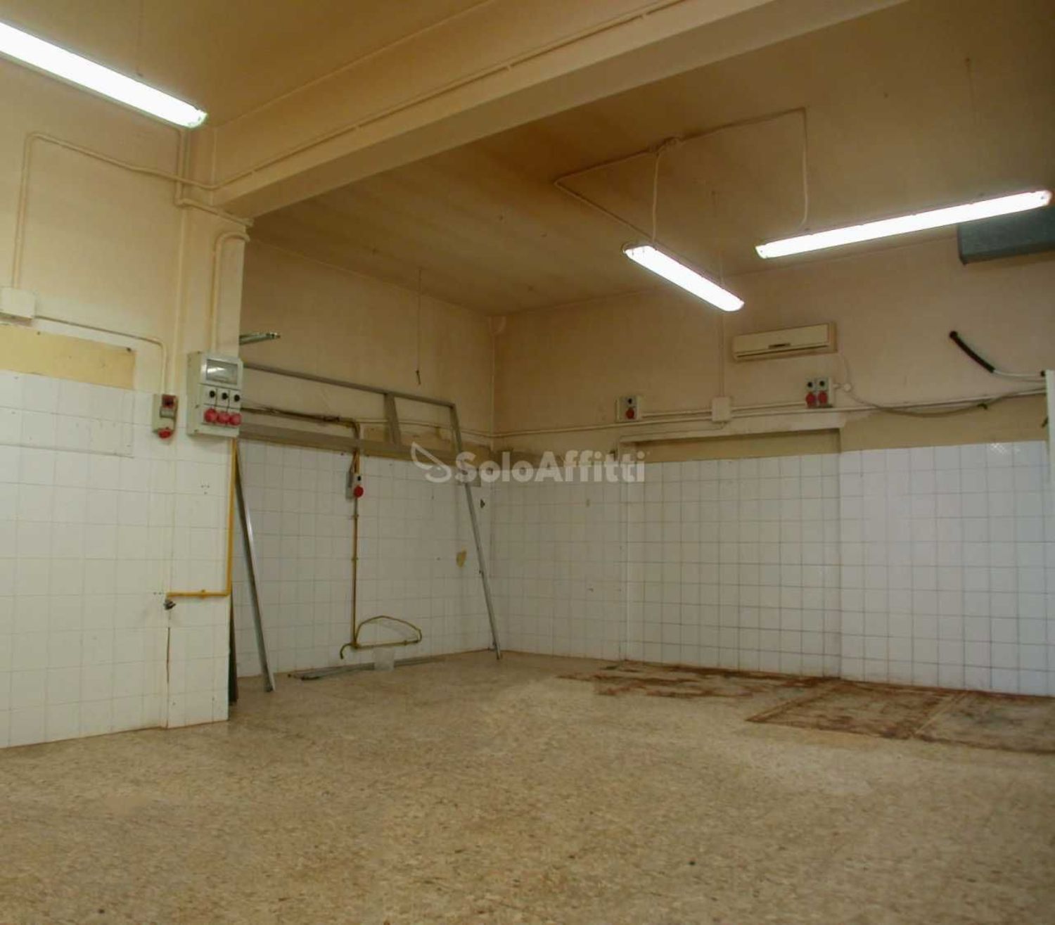Locale commerciale in affitto a Pesaro, Muraglia