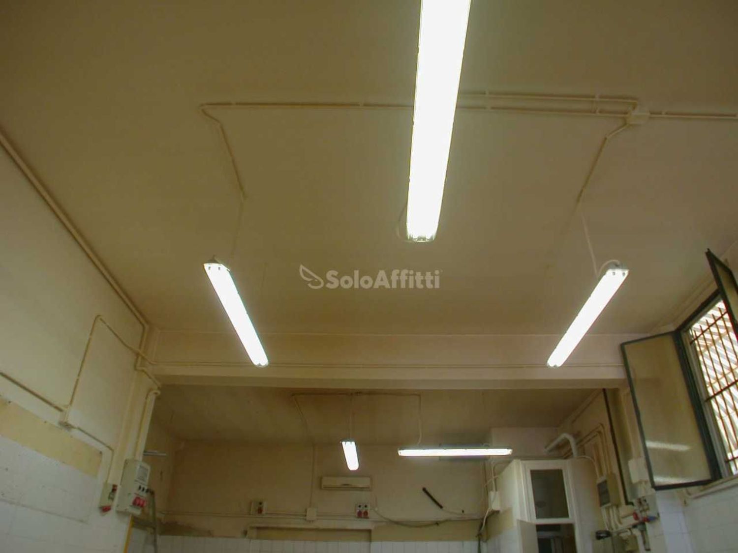 Locale commerciale in affitto a Pesaro, Muraglia