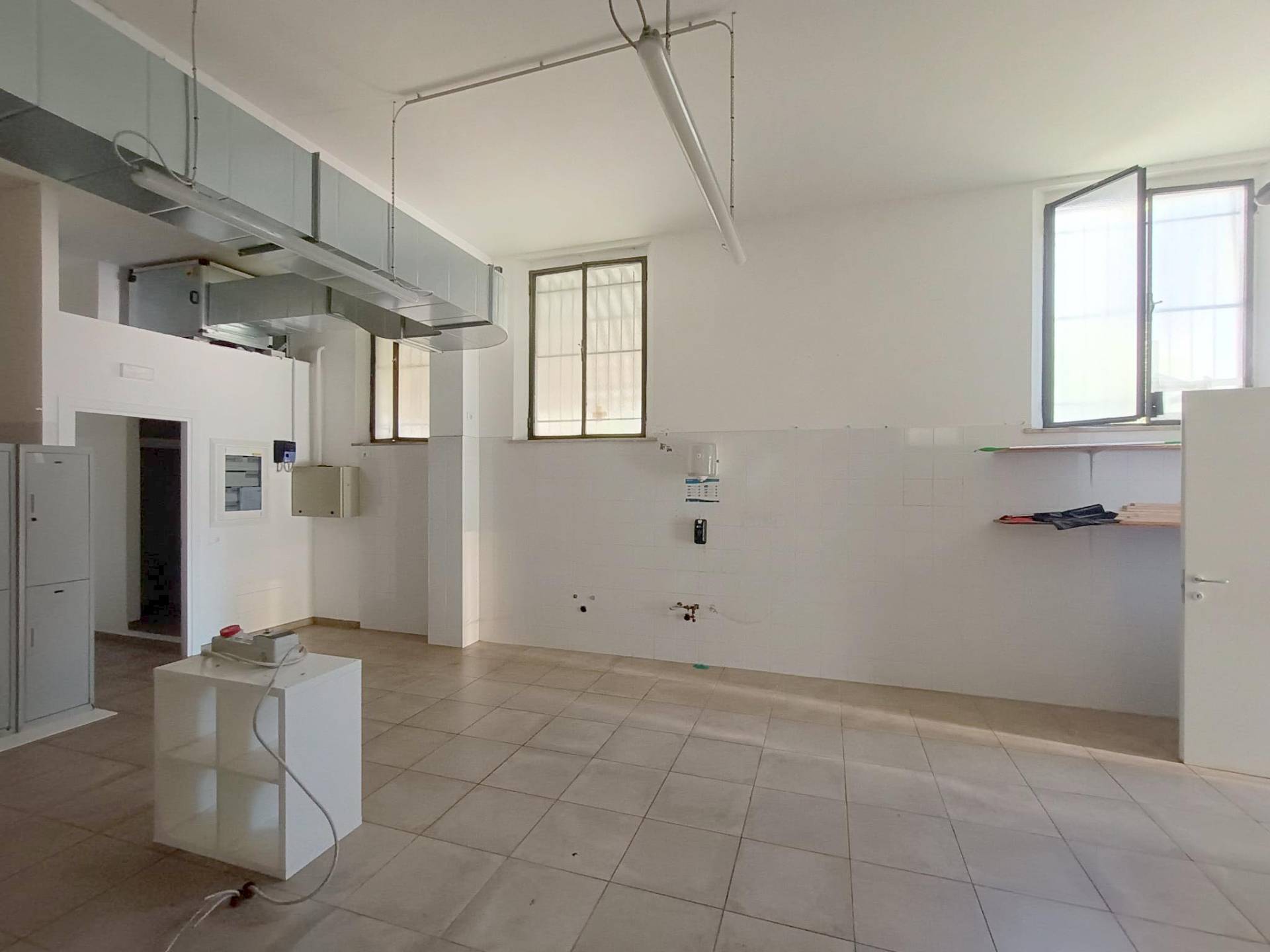 Locale commerciale in affitto a Pesaro, Muraglia