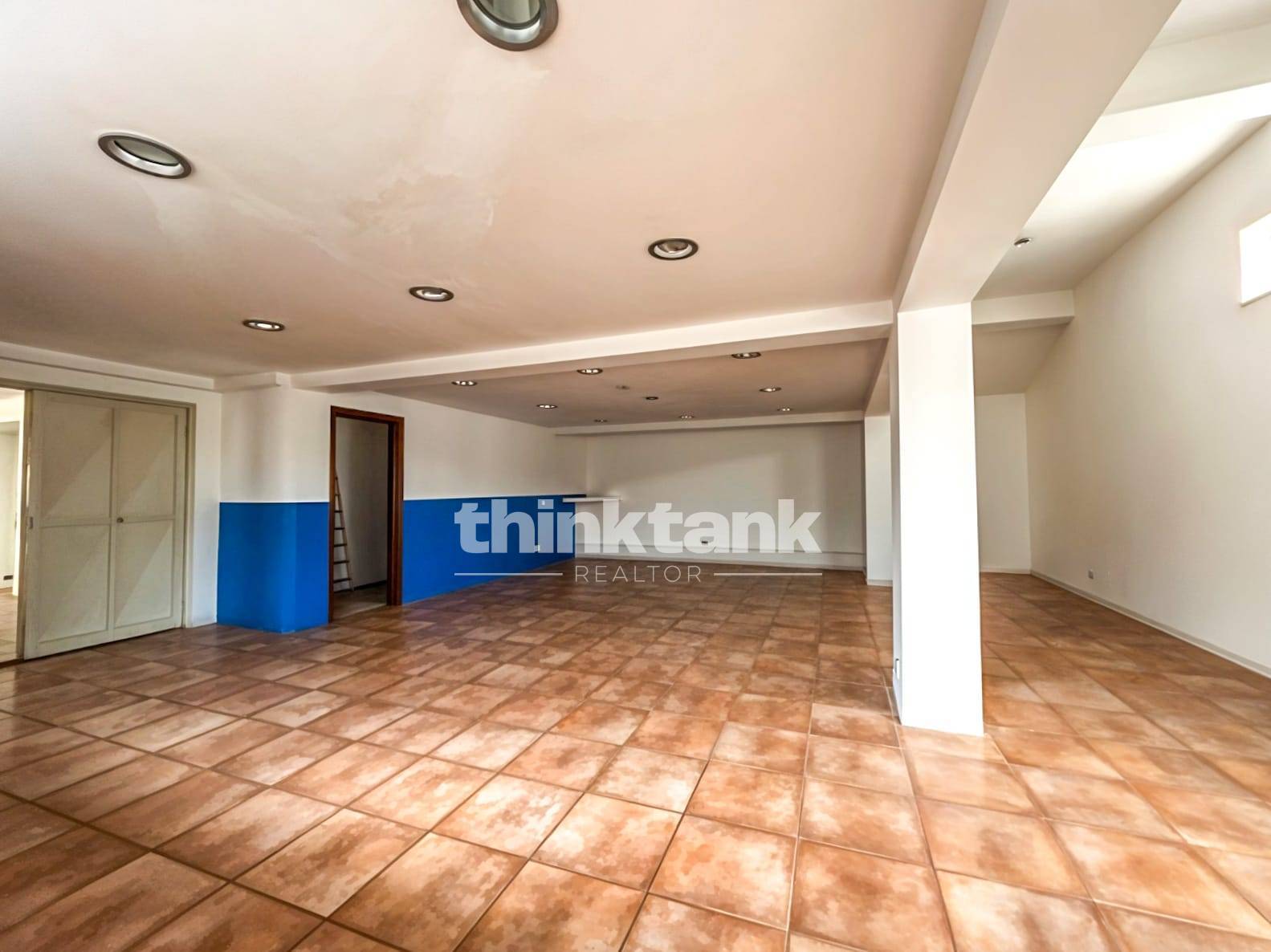 Locale commerciale in vendita a Tremestieri Etneo