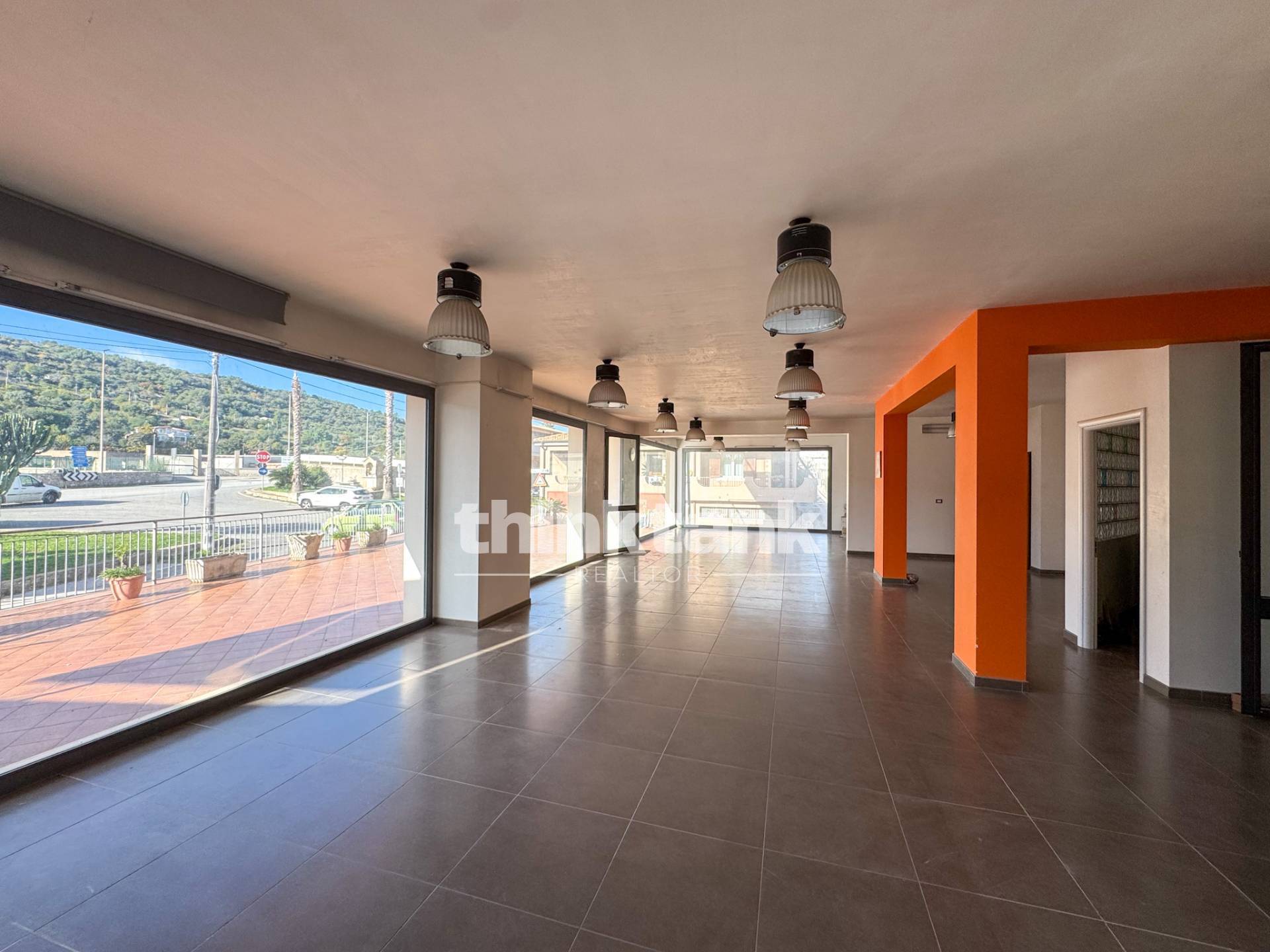 Locale commerciale in vendita a Canicattini Bagni