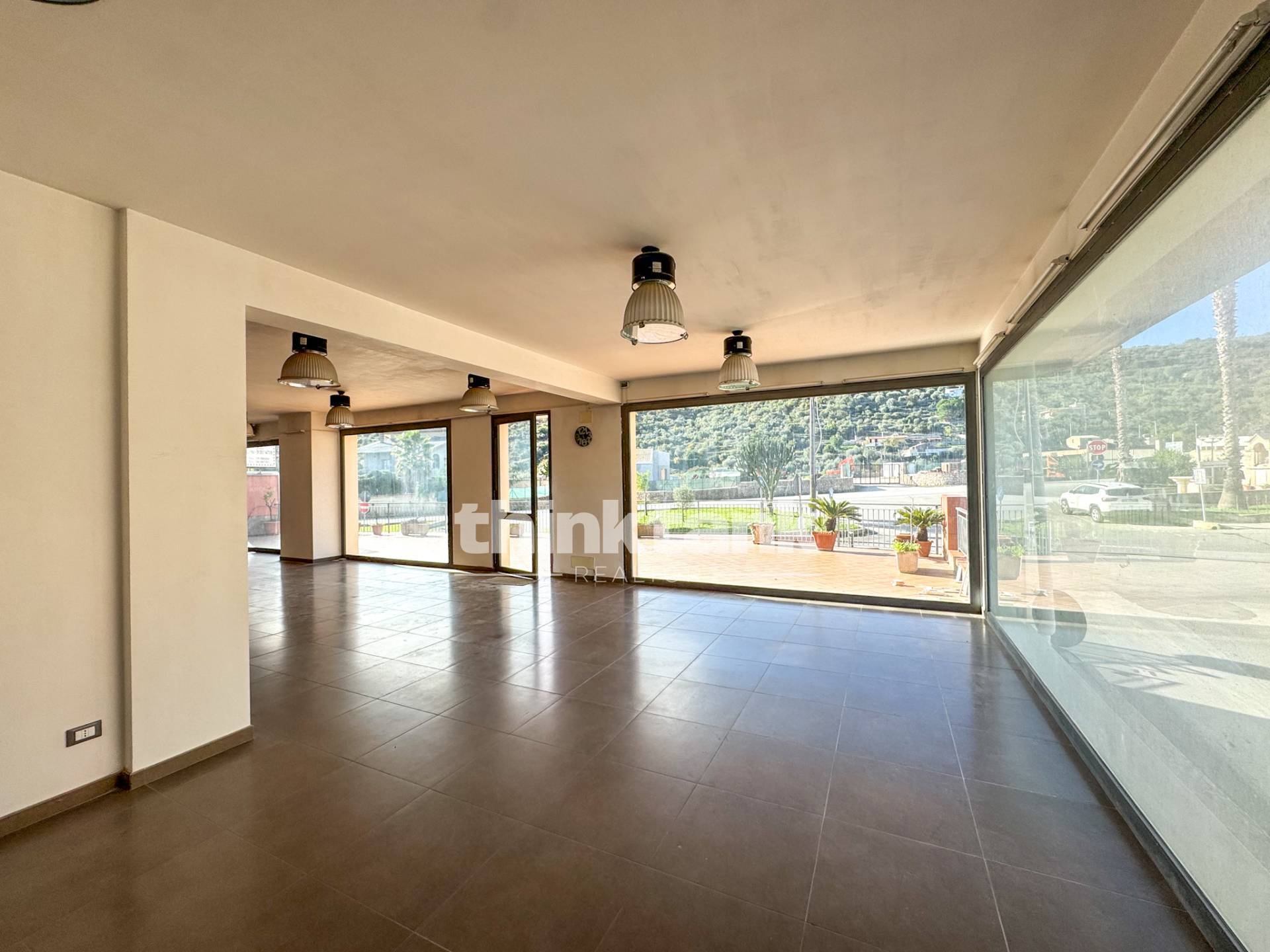 Locale commerciale in vendita a Canicattini Bagni