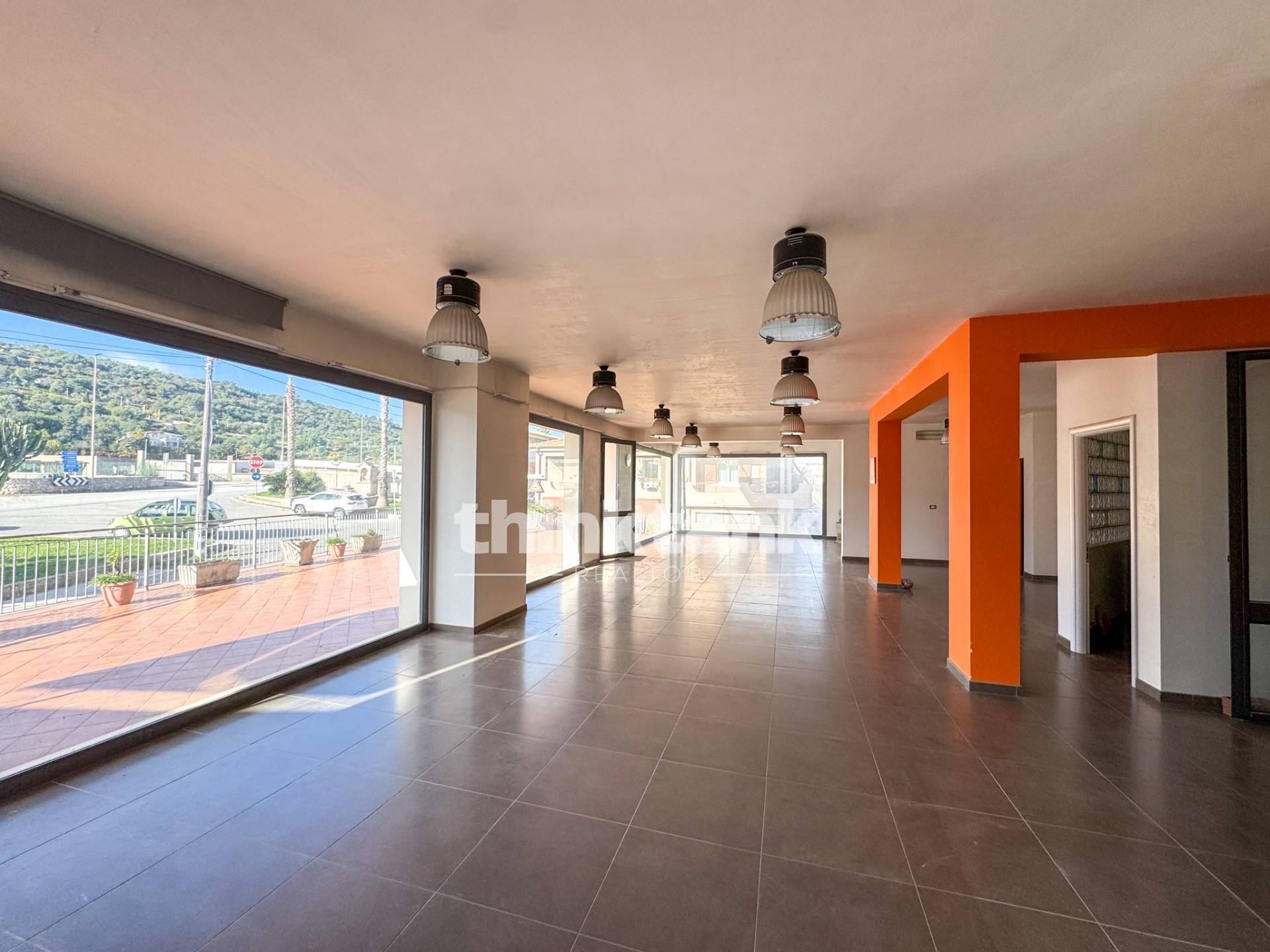 Locale commerciale in vendita a Canicattini Bagni