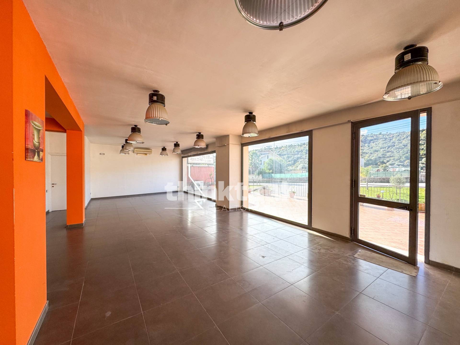 Locale commerciale in vendita a Canicattini Bagni