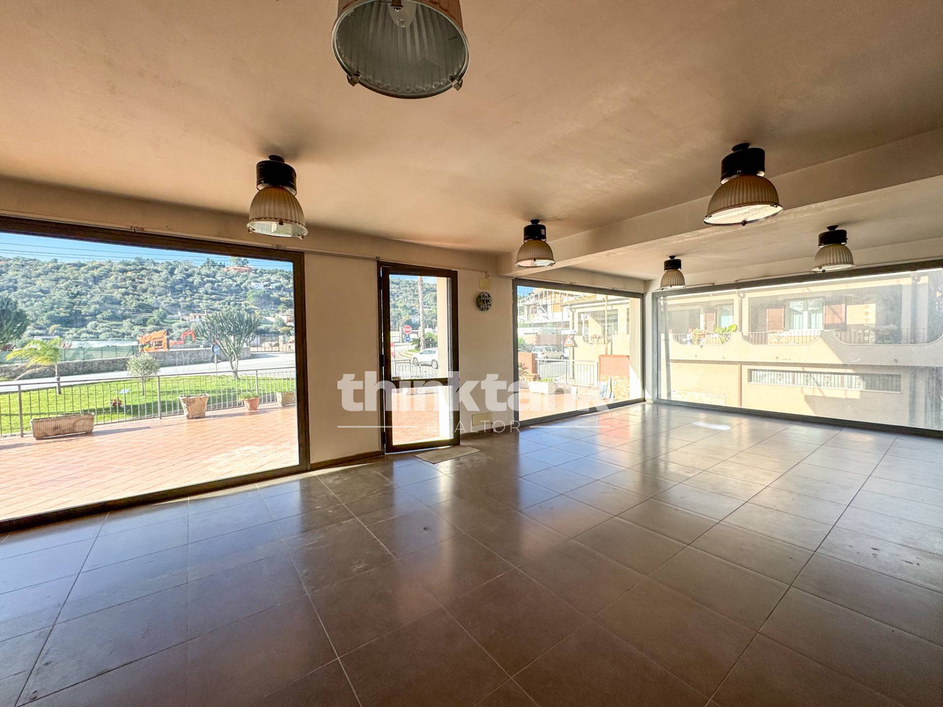 Locale commerciale in vendita a Canicattini Bagni