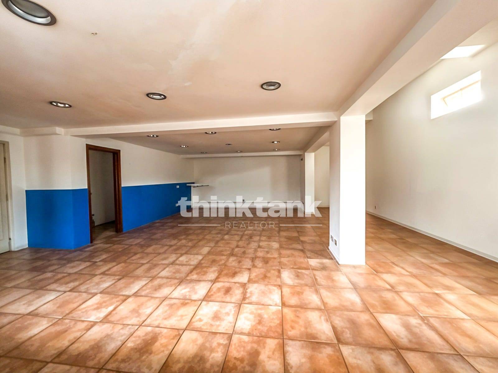 Locale commerciale in vendita a Tremestieri Etneo