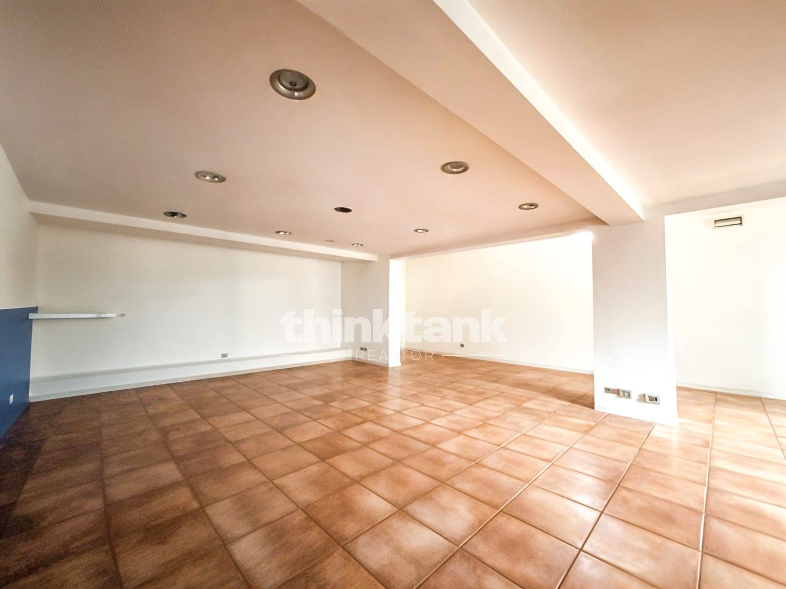 Locale commerciale in vendita a Tremestieri Etneo