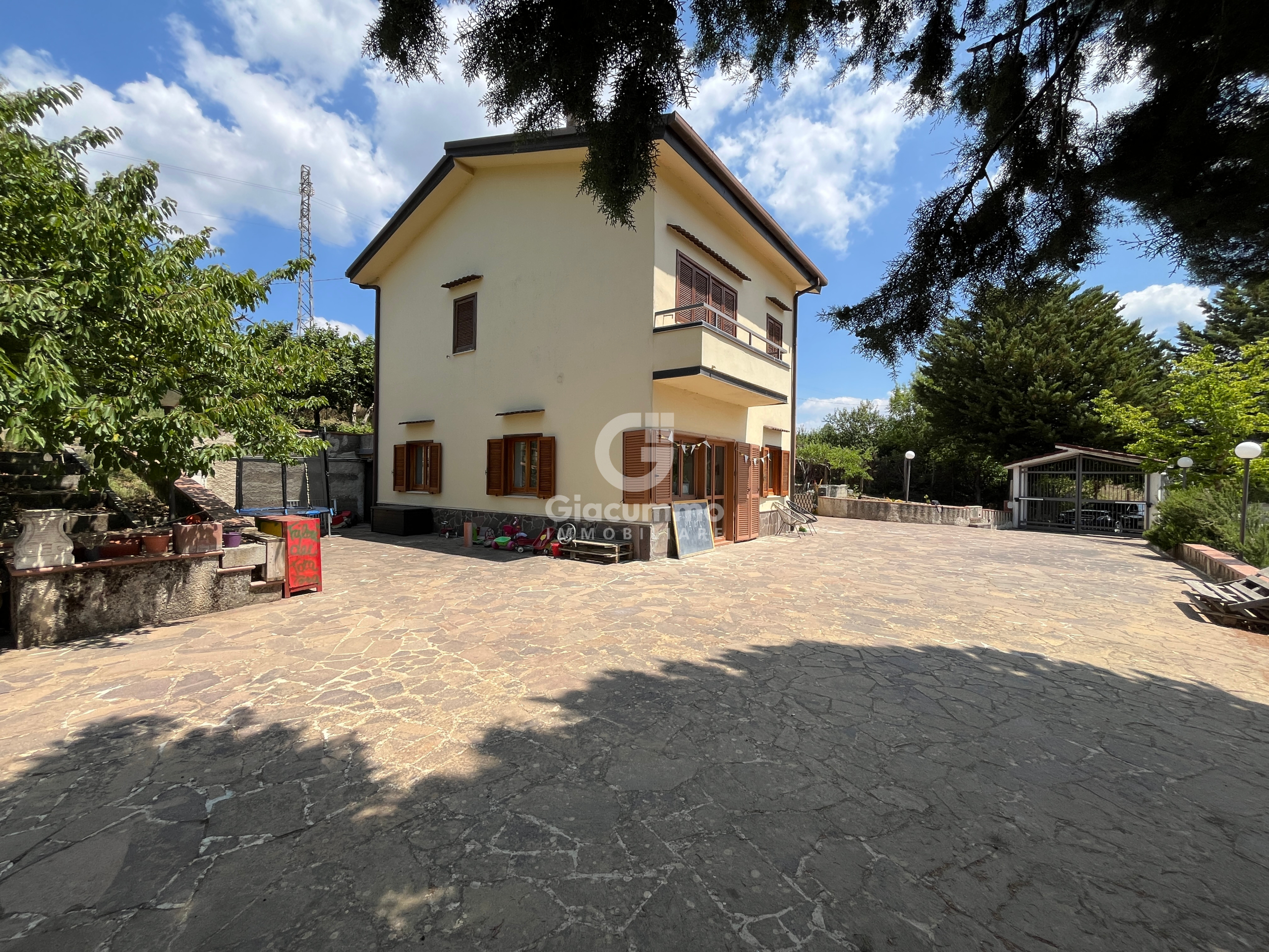 Villa con giardino in contrada tora, Pignola