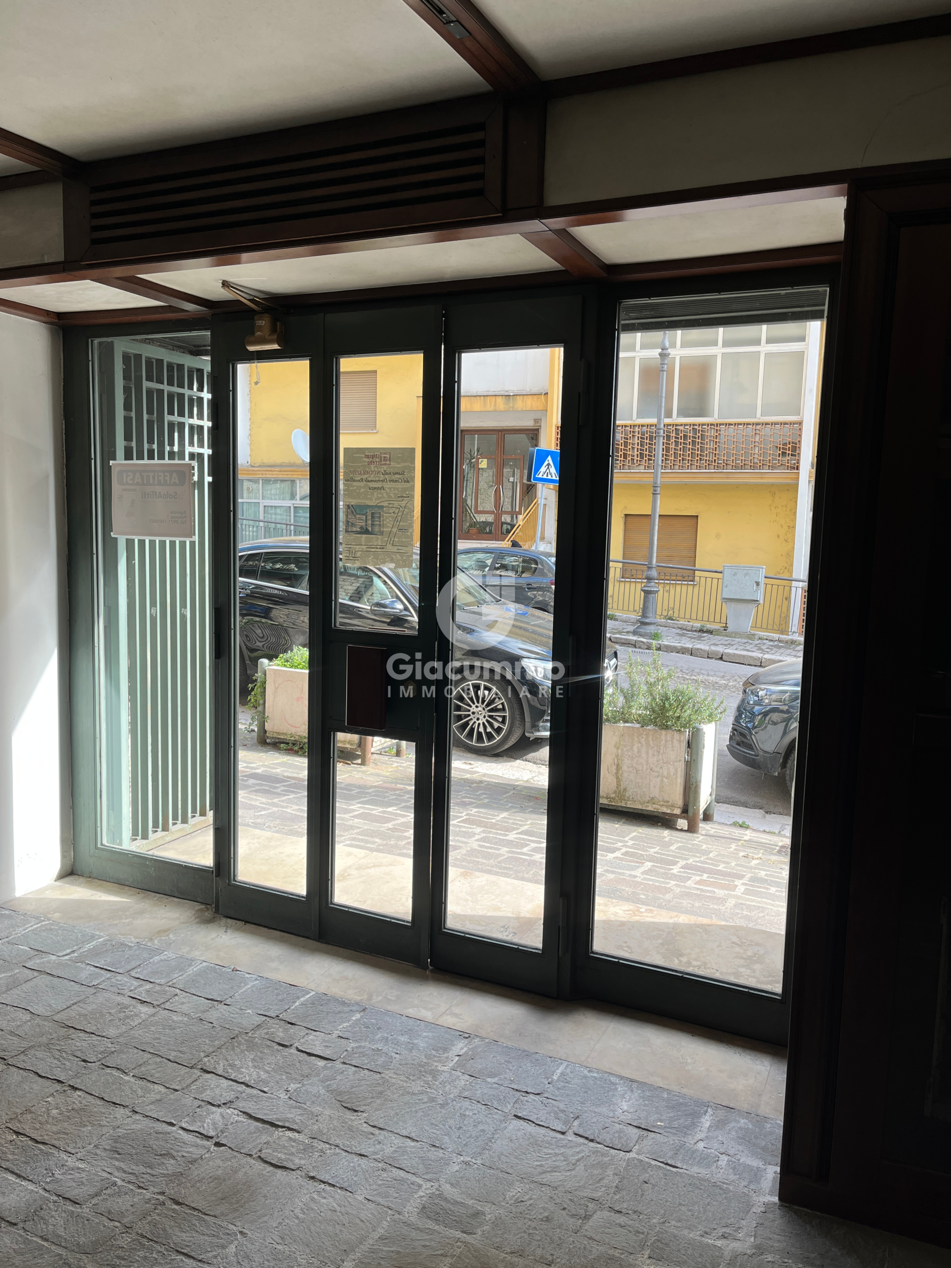 Locale commerciale da ristrutturare in via nicola vaccaro, Potenza