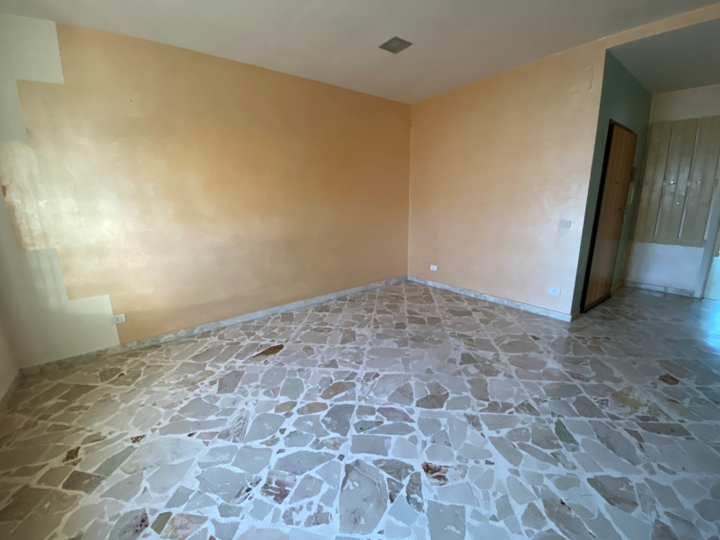 Trilocale con terrazzo in via foggia 42, Casamassima