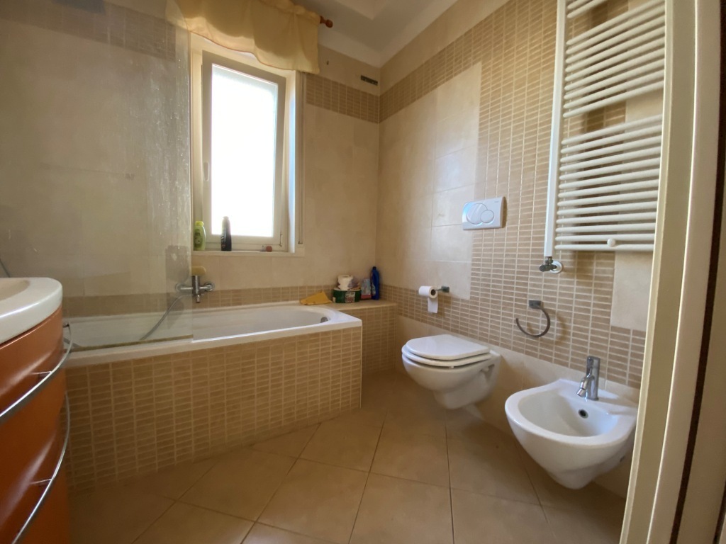 Trilocale con terrazzo in via foggia 42, Casamassima