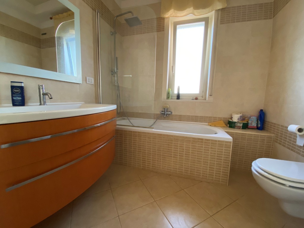 Trilocale con terrazzo in via foggia 42, Casamassima