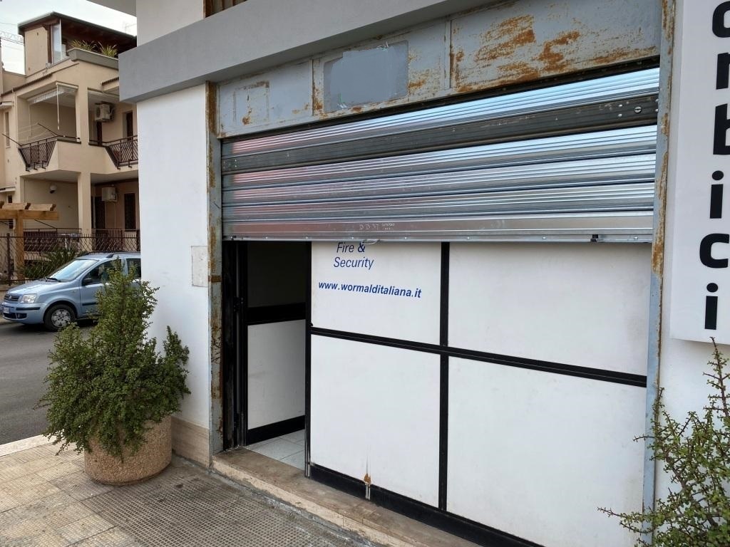 Locale commerciale da ristrutturare in via martiri di via fani 25, Casamassima