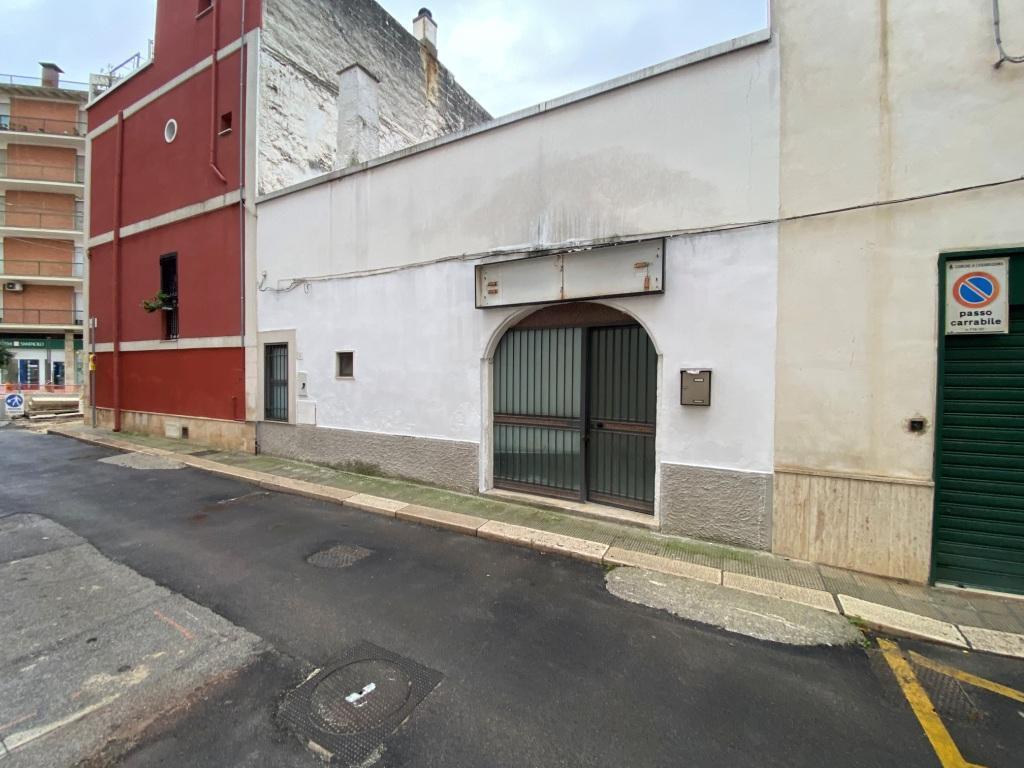 Locale commerciale in vendita in via vincenzo savino 2, Casamassima