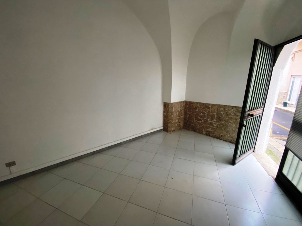 Locale commerciale in vendita in via vincenzo savino 2, Casamassima