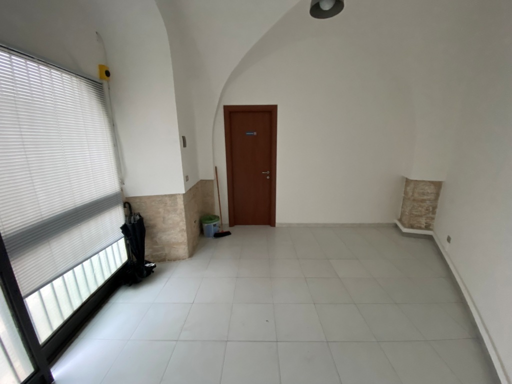 Locale commerciale in vendita in via vincenzo savino 2, Casamassima