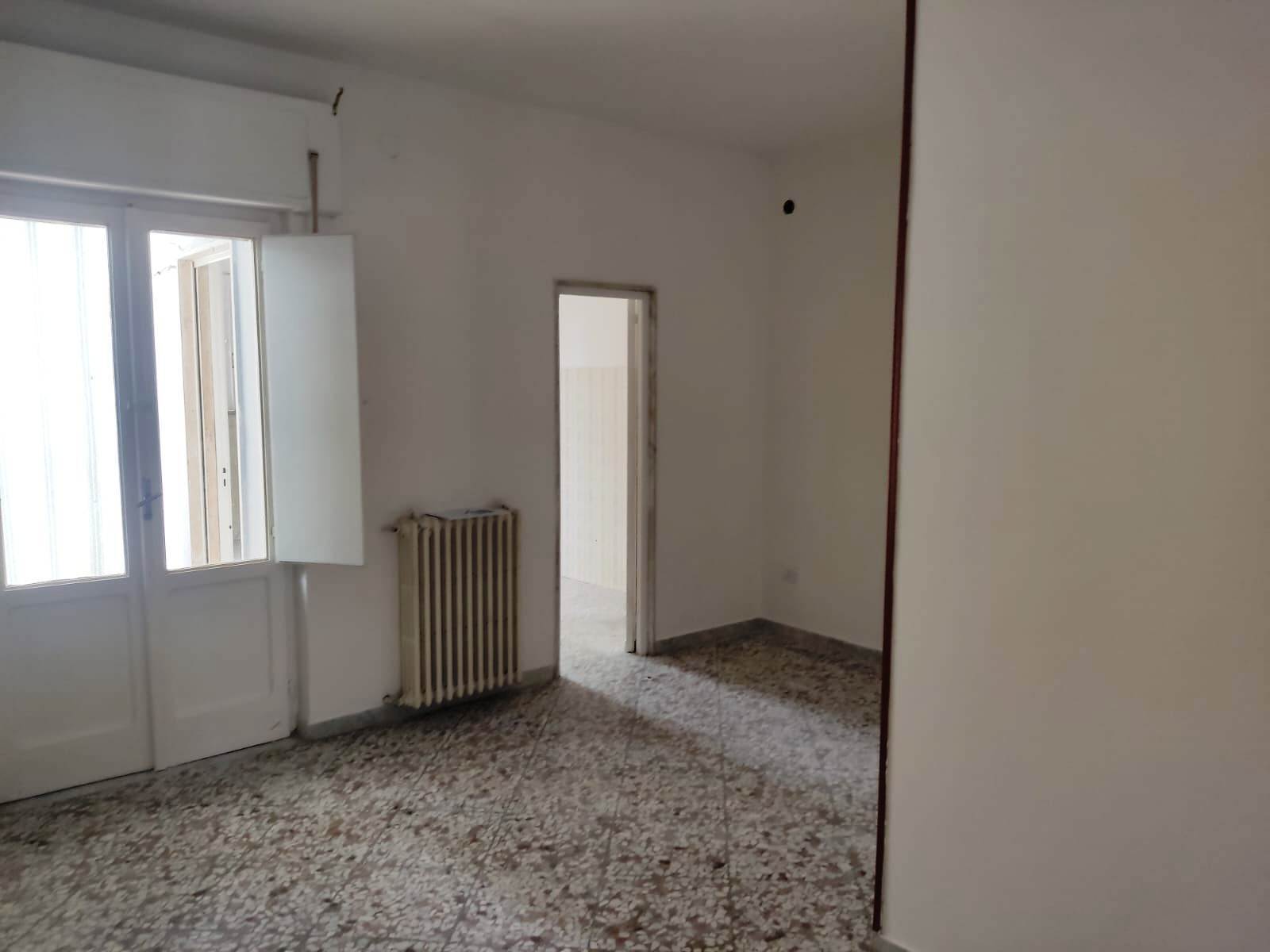 Trilocale con terrazzo in via col di lana 3b, Bari
