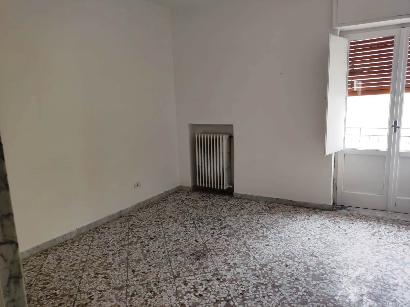 Trilocale con terrazzo in via col di lana 3b, Bari