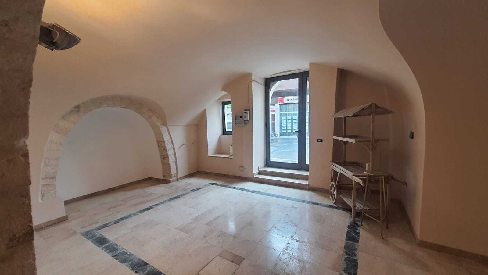 Locale commerciale in affitto in corso umberto i, Casamassima
