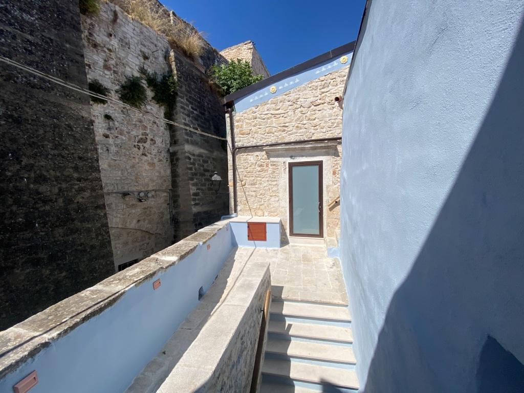 Casa indipendente con terrazzo in via sacramento, Casamassima