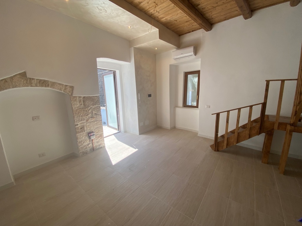 Casa indipendente con terrazzo in via sacramento, Casamassima