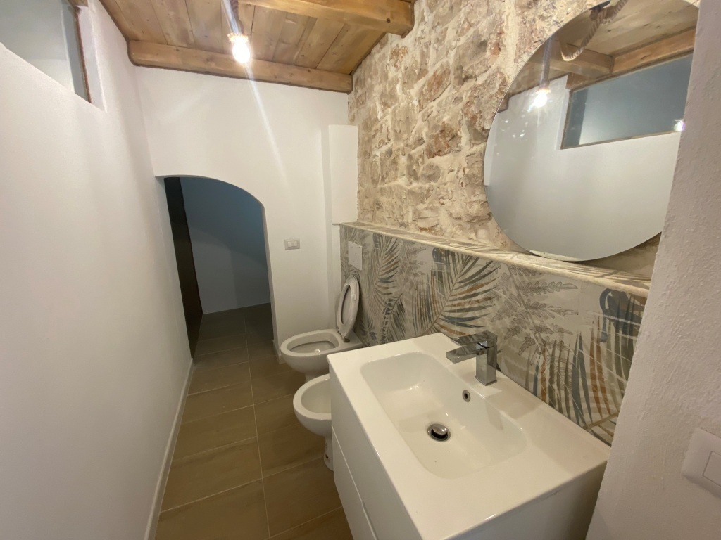 Casa indipendente con terrazzo in via sacramento, Casamassima