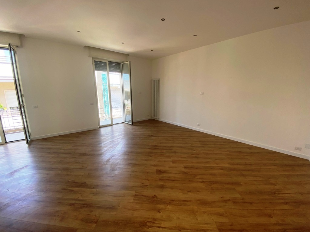 Trilocale ristrutturato in via regina 57, Casamassima
