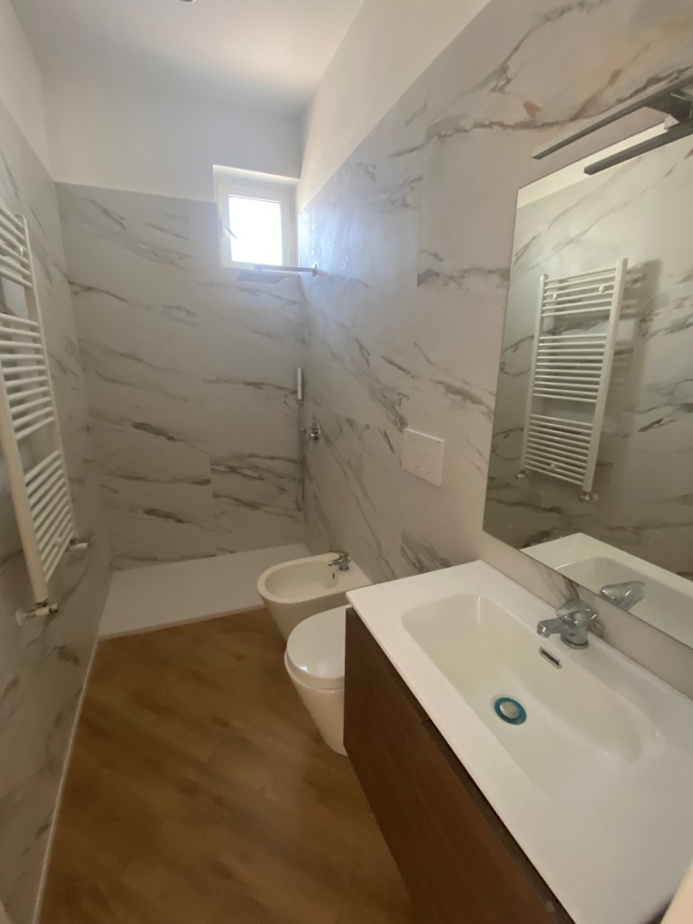Trilocale ristrutturato in via regina 57, Casamassima