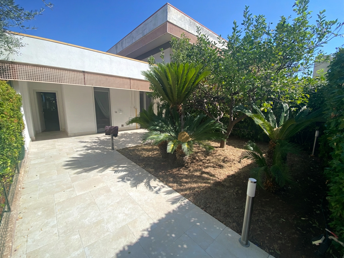 Villa con giardino in viale dei pini b/2b, Noic�ttaro