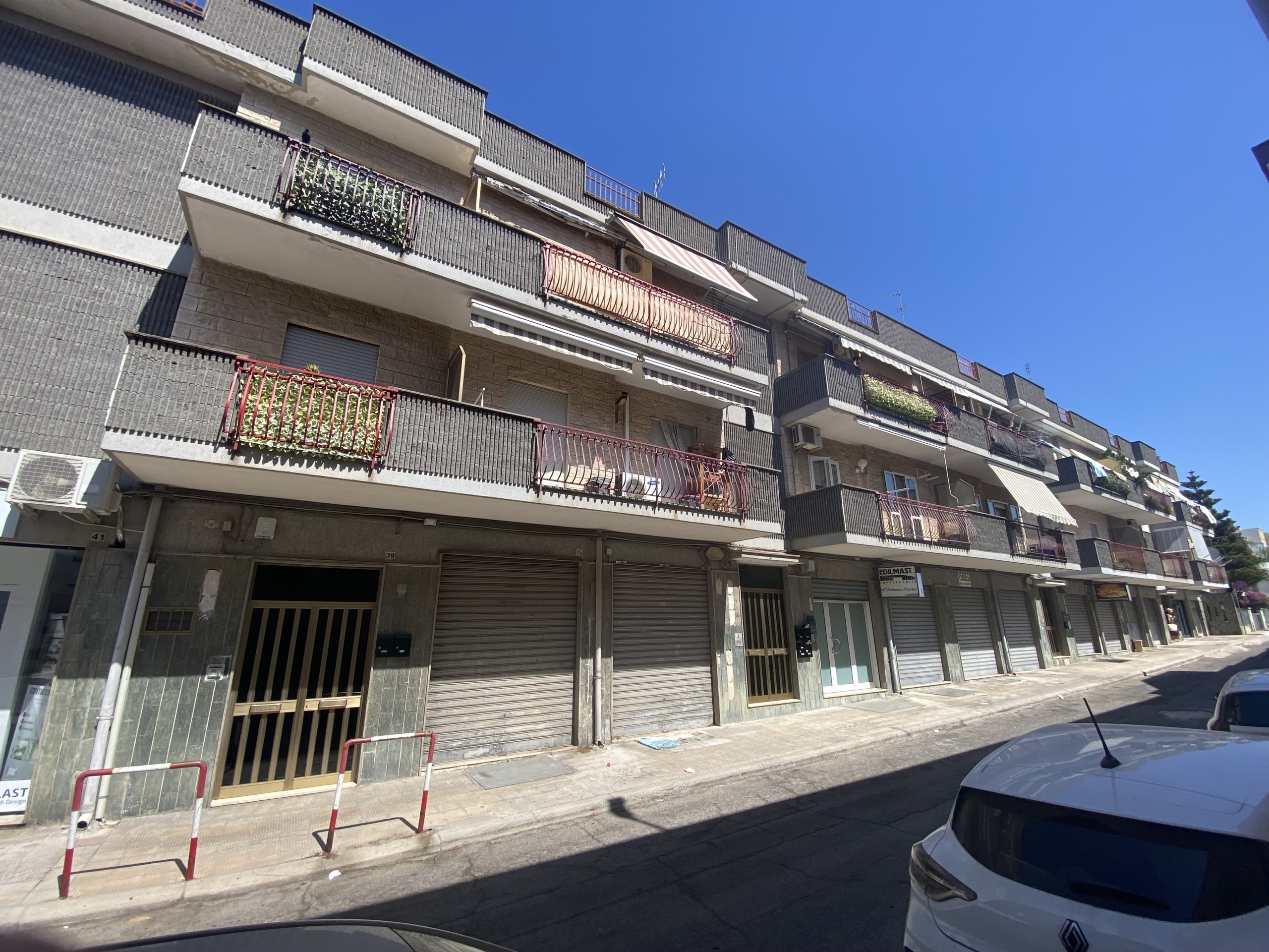 Trilocale da ristrutturare in via dei mille 35, Adelfia