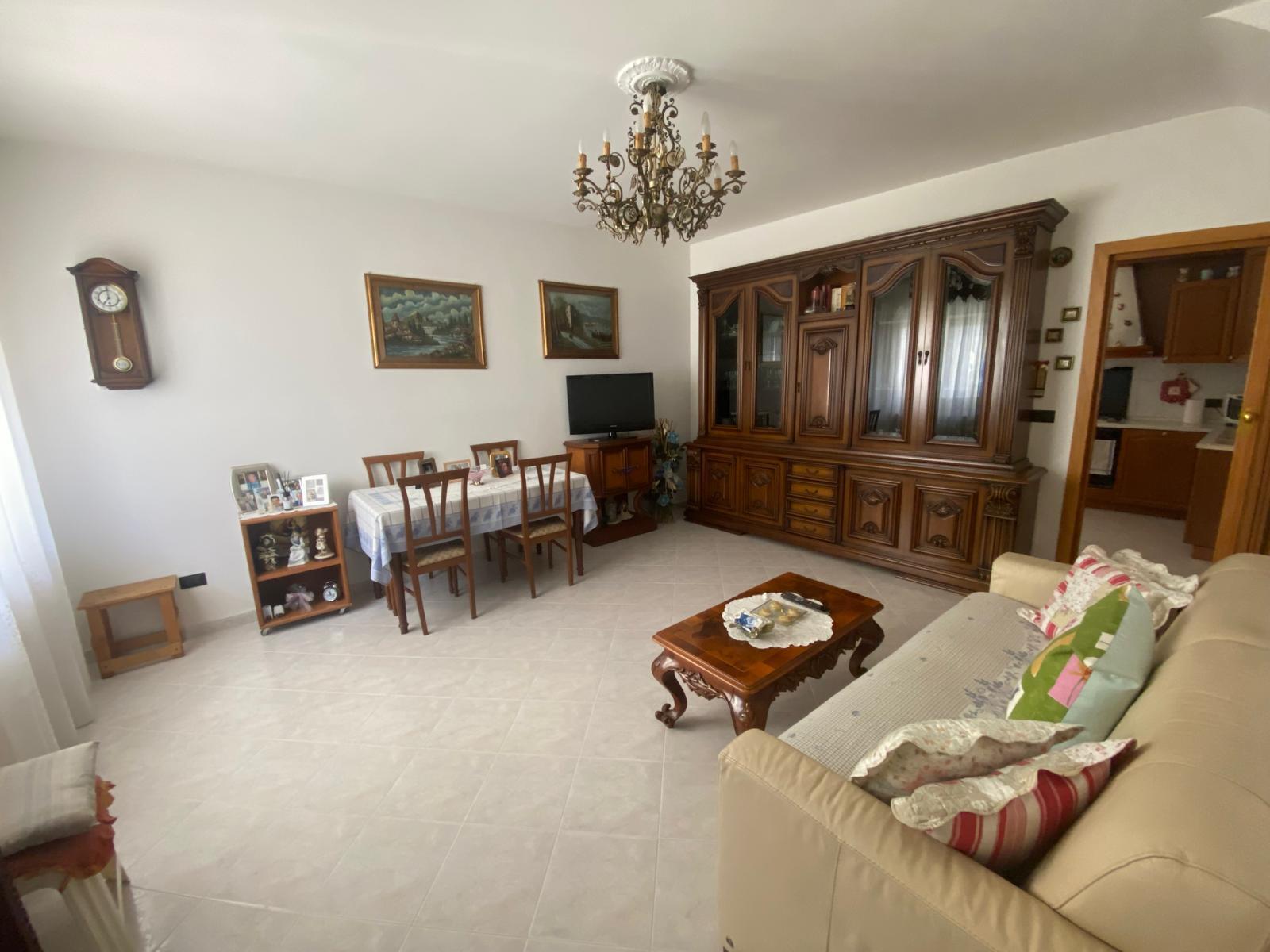 Quadrilocale con box doppio in via 25 luglio 22, Casamassima