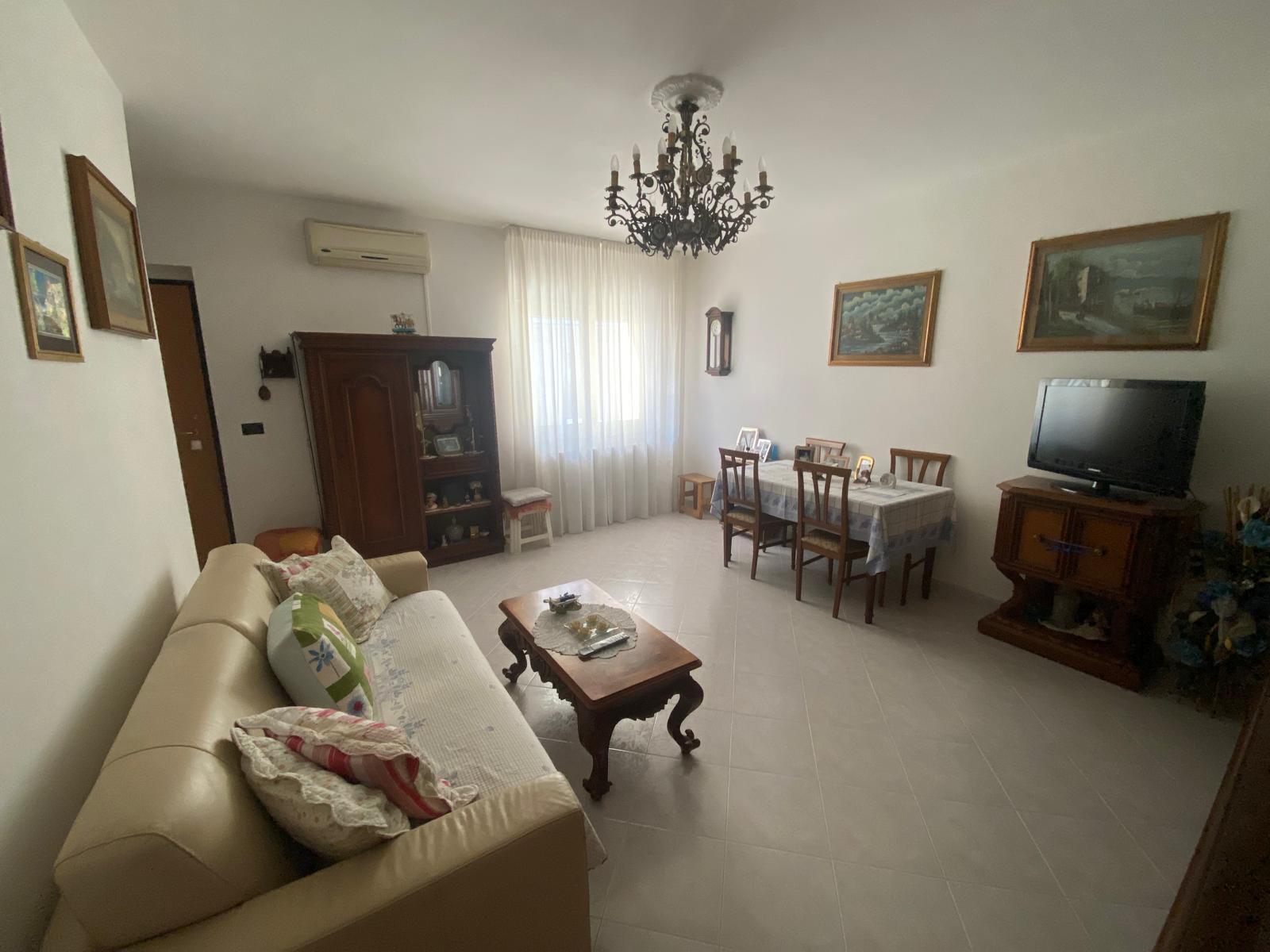 Quadrilocale con box doppio in via 25 luglio 22, Casamassima