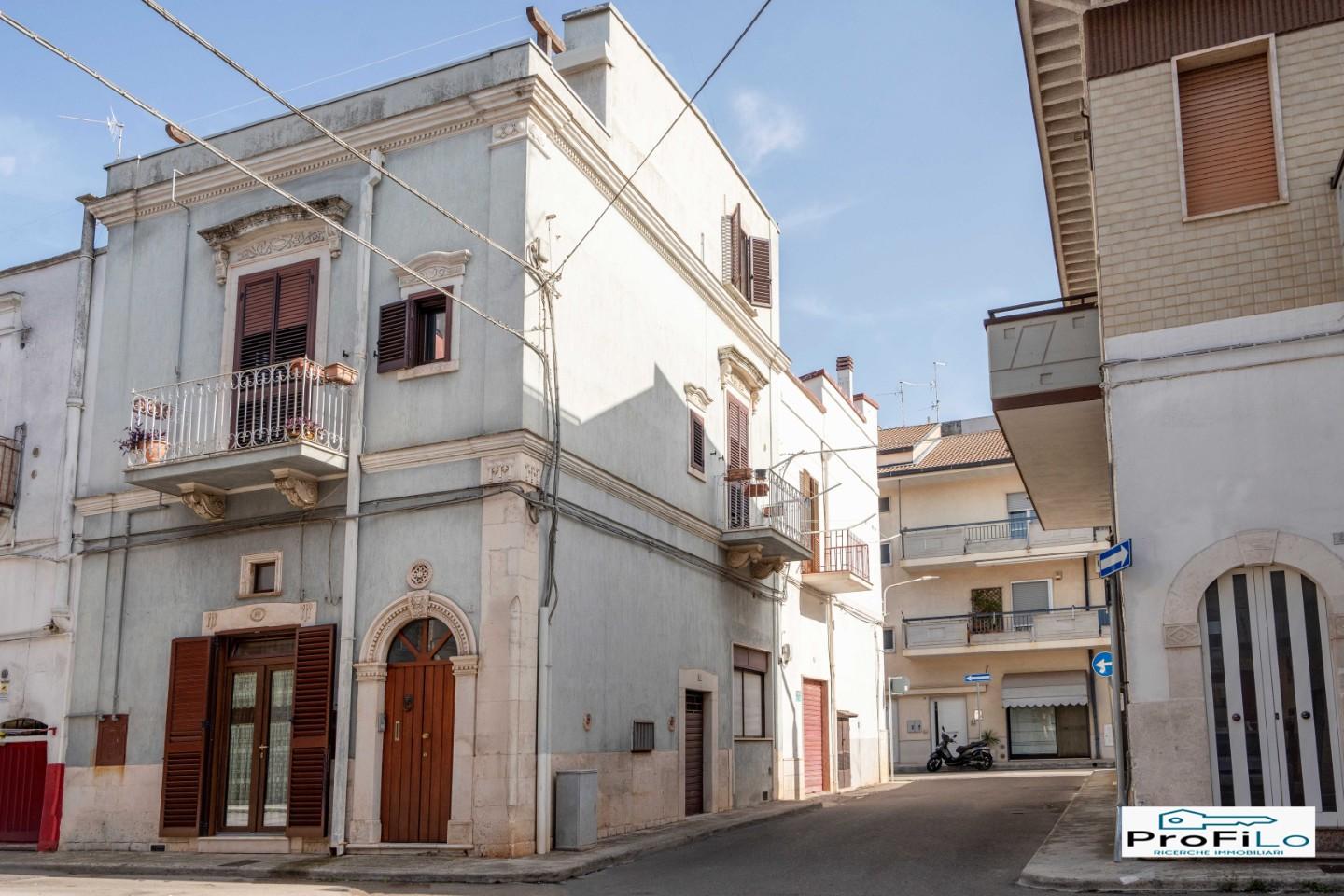 Casa indipendente con terrazzo a Santeramo in Colle