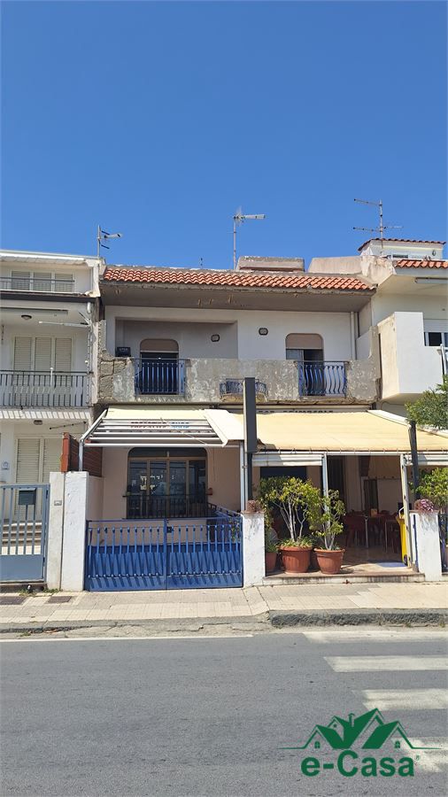 Locale commerciale in vendita a Nizza di Sicilia