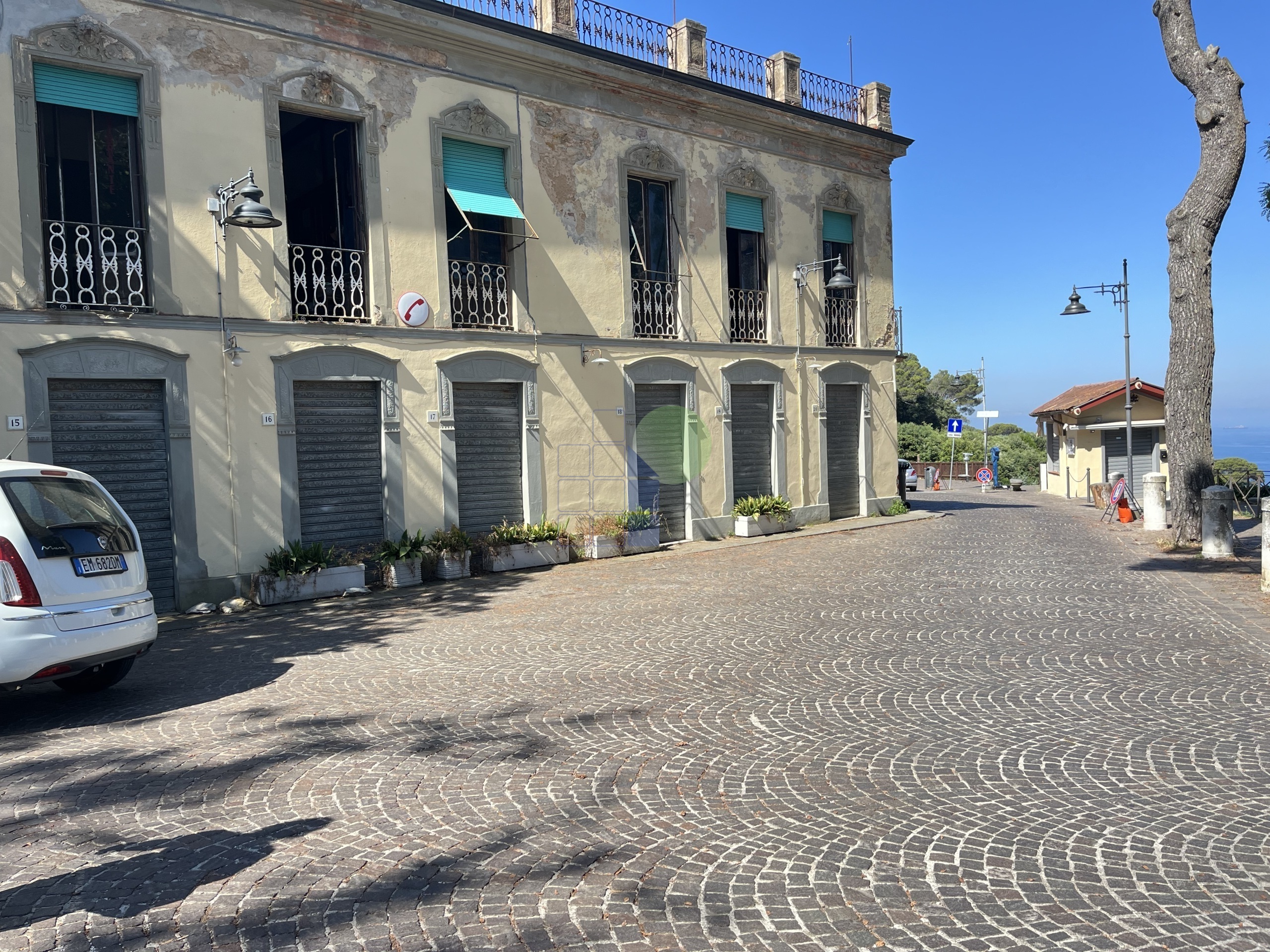 Capannone da ristrutturare in piazza di montenero 15, Livorno