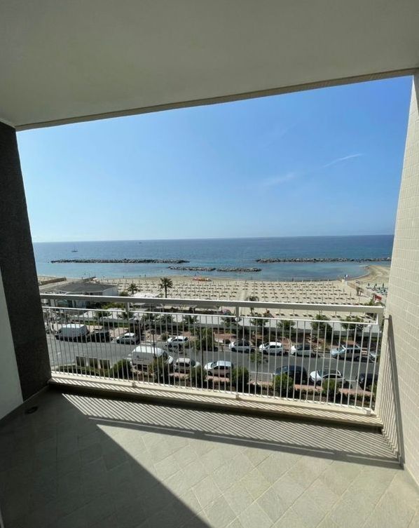 Trilocale con terrazzi in lungomare di levante, Taggia