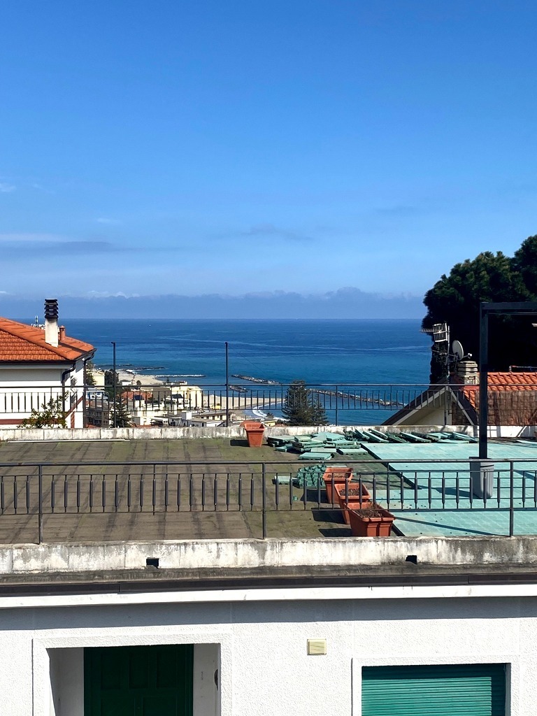 Casa indipendente con giardino in via castelletti, Taggia