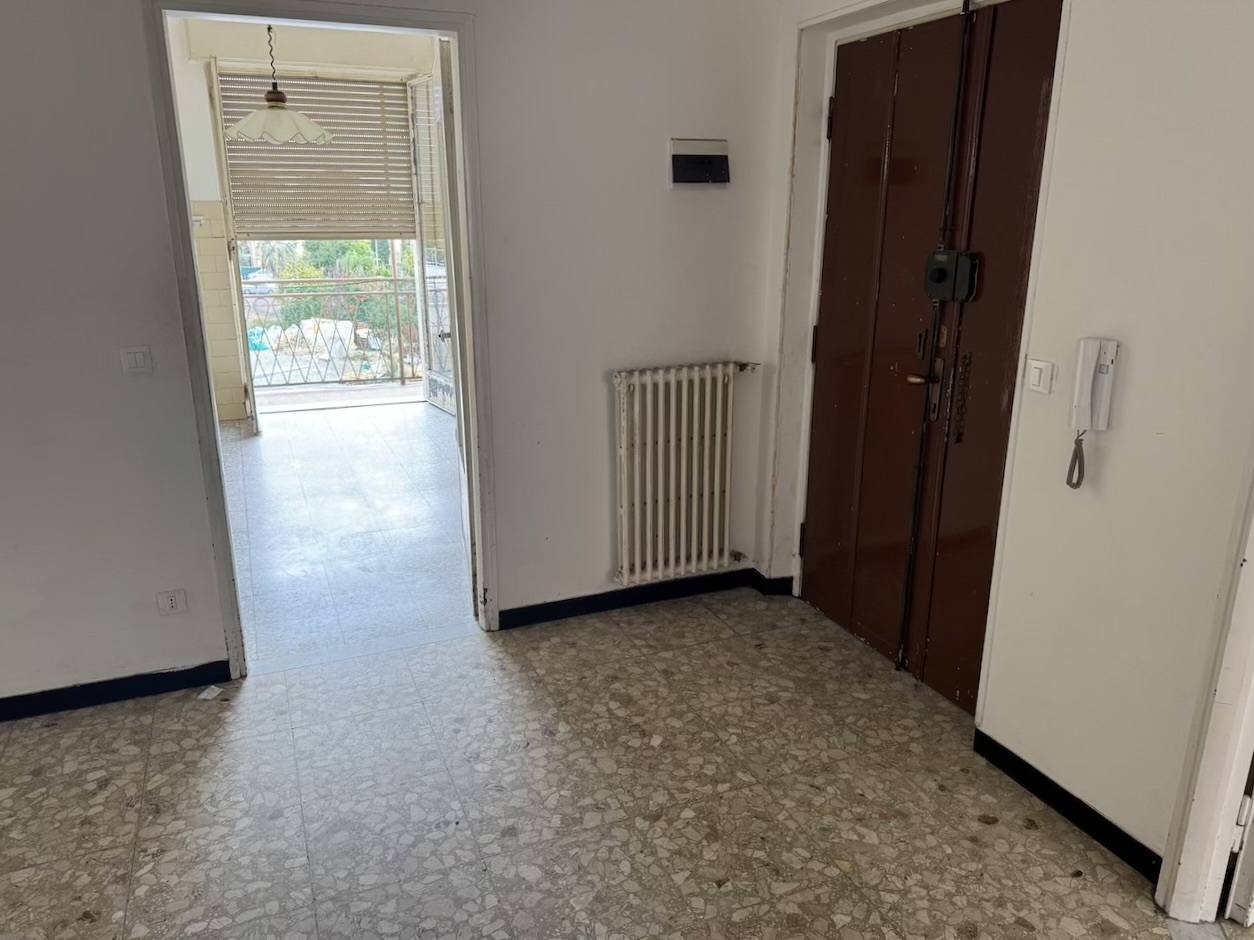 Appartamento con terrazzo in via nino pesce, Taggia